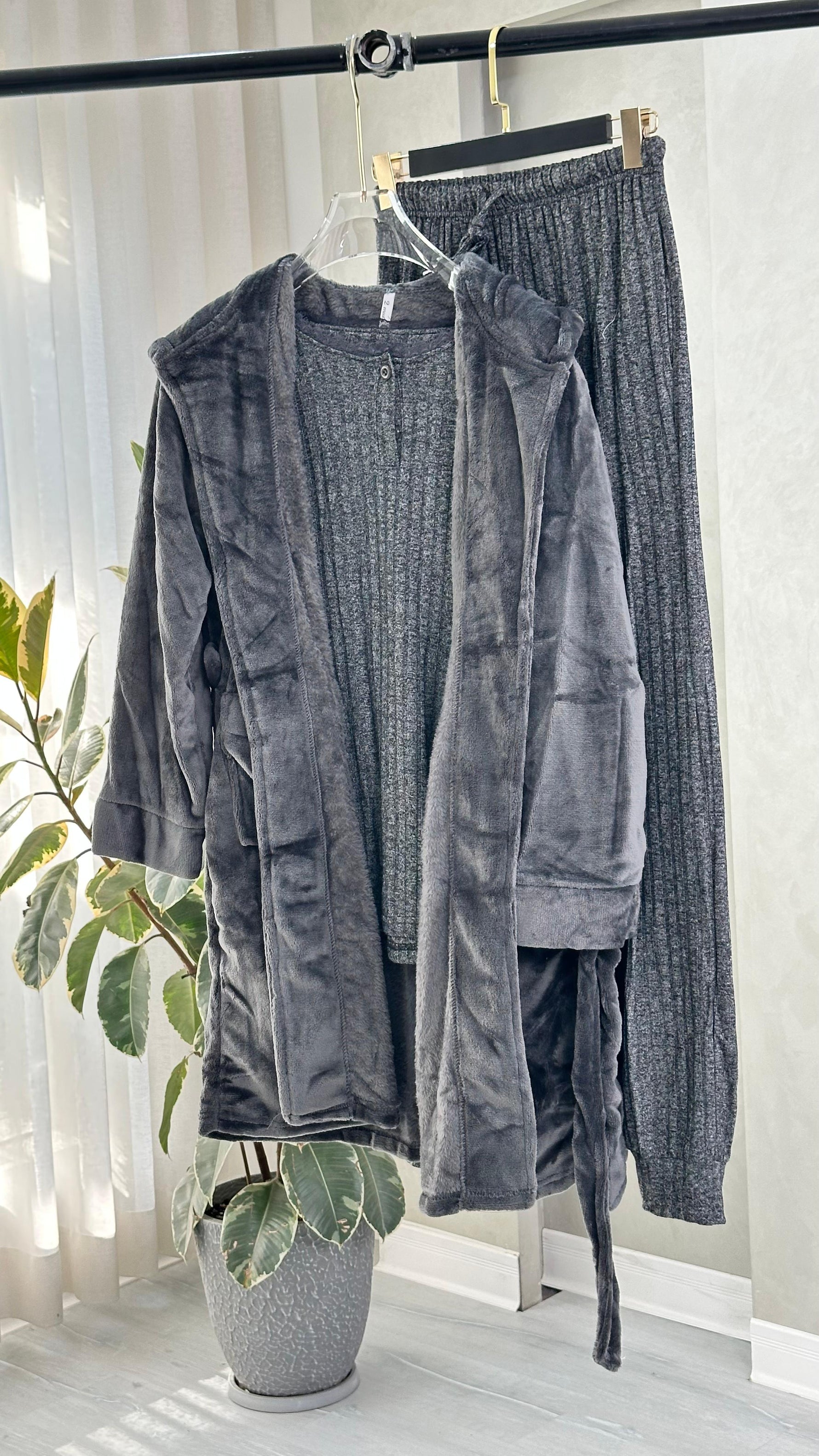 بيجامة نسائي مقلمة داخلياً