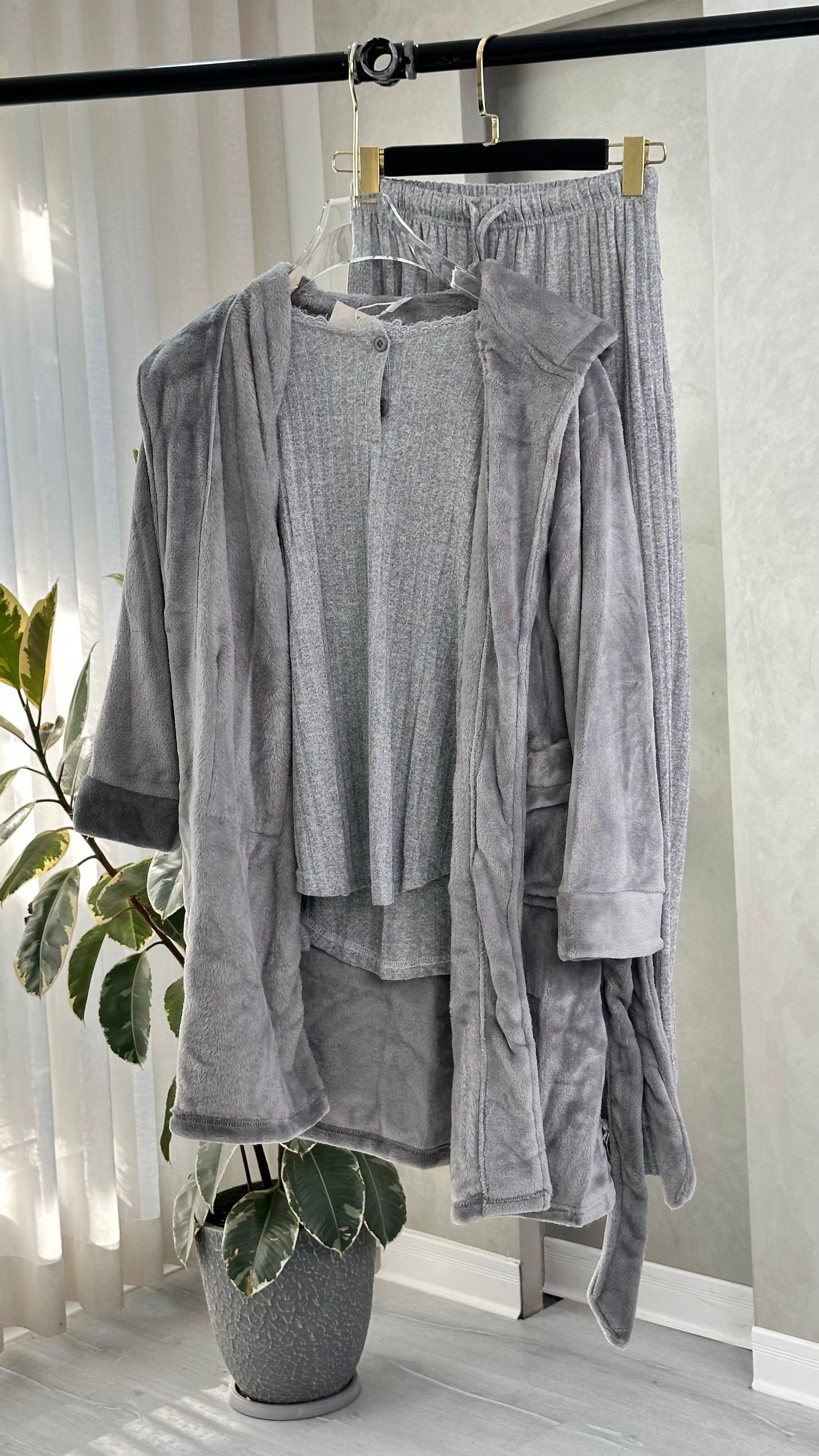 بيجامة نسائي مقلمة داخلياً