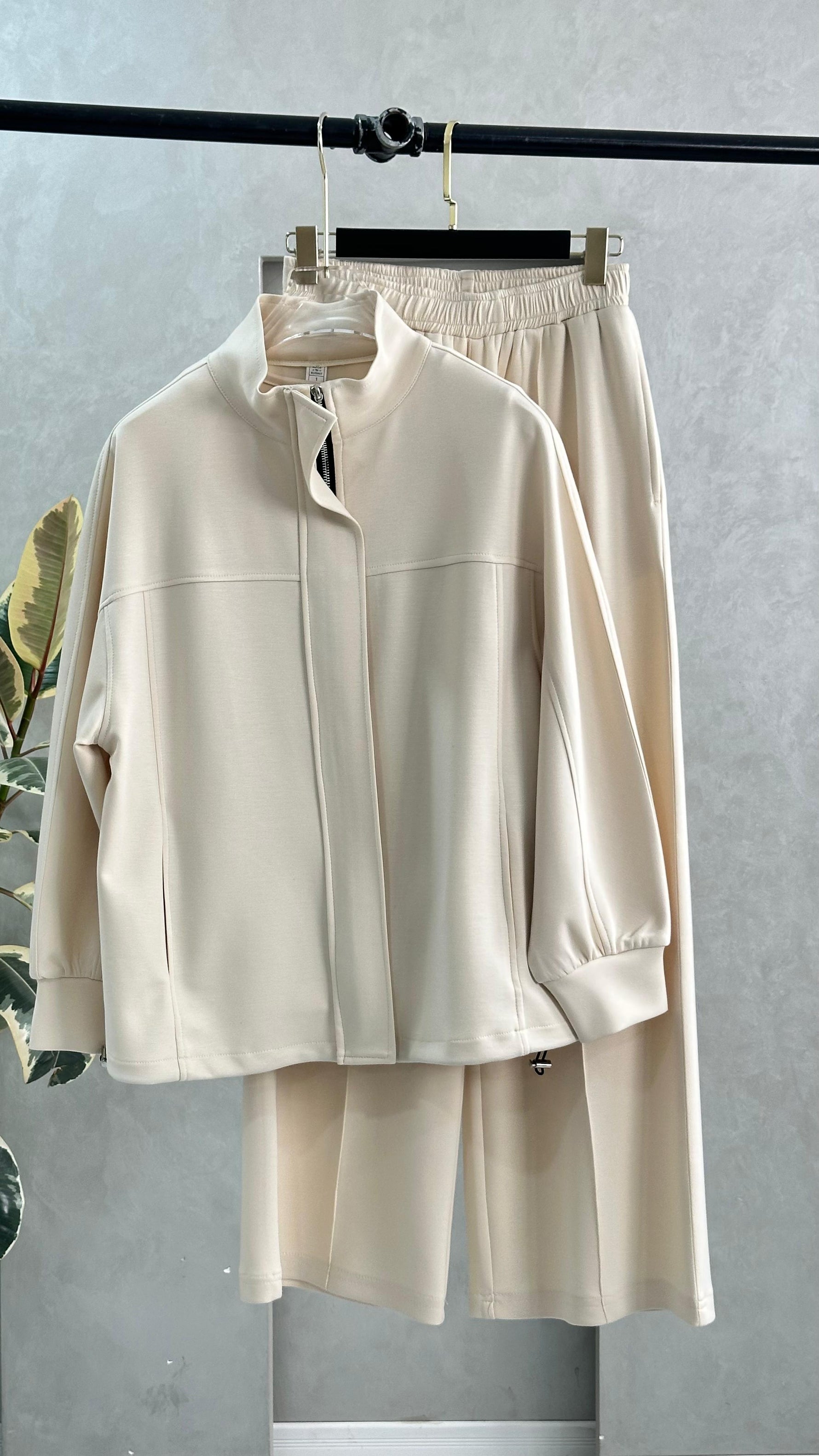 بدلة نسائي بازرار مخفية