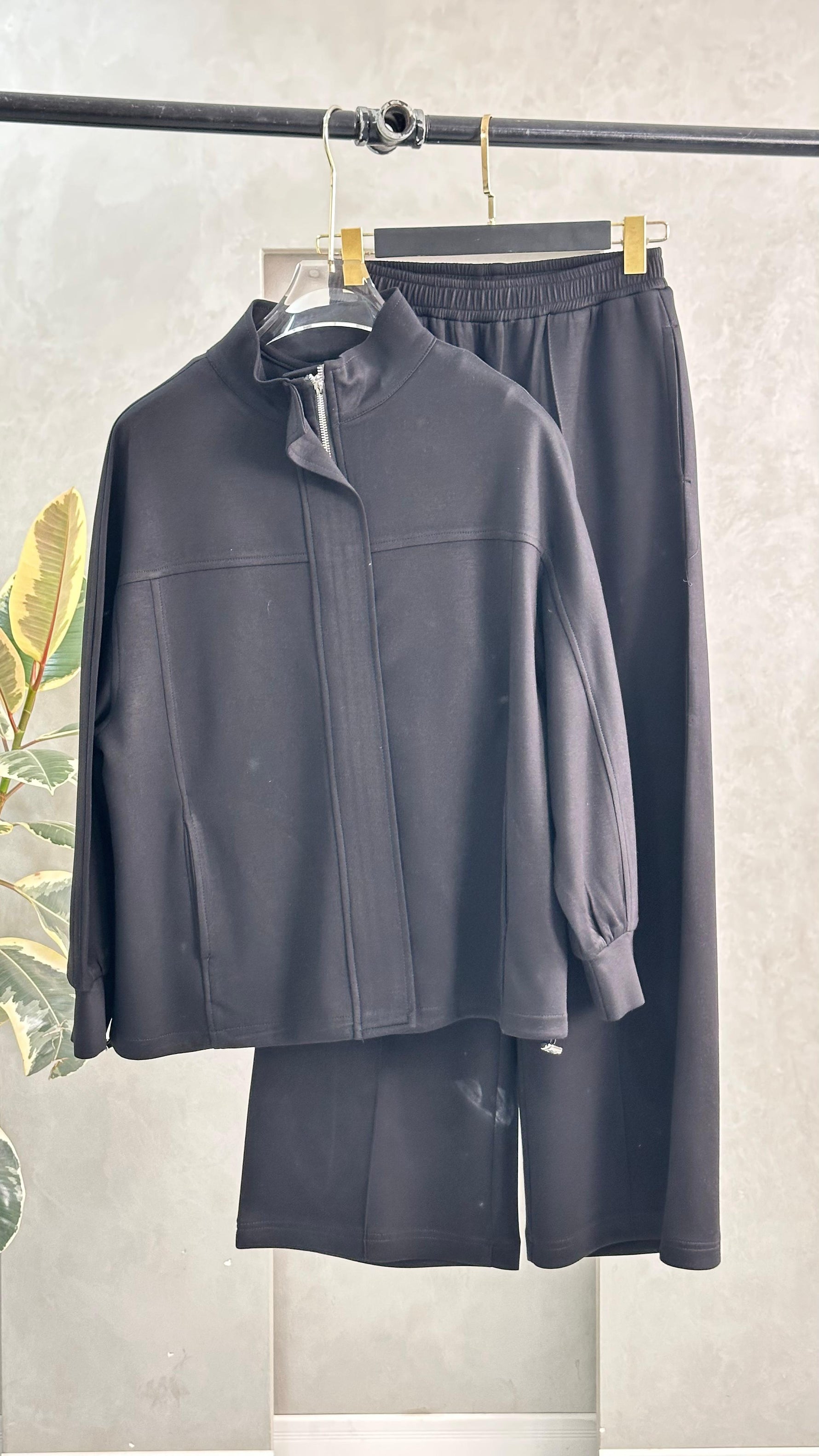 بدلة نسائي بازرار مخفية