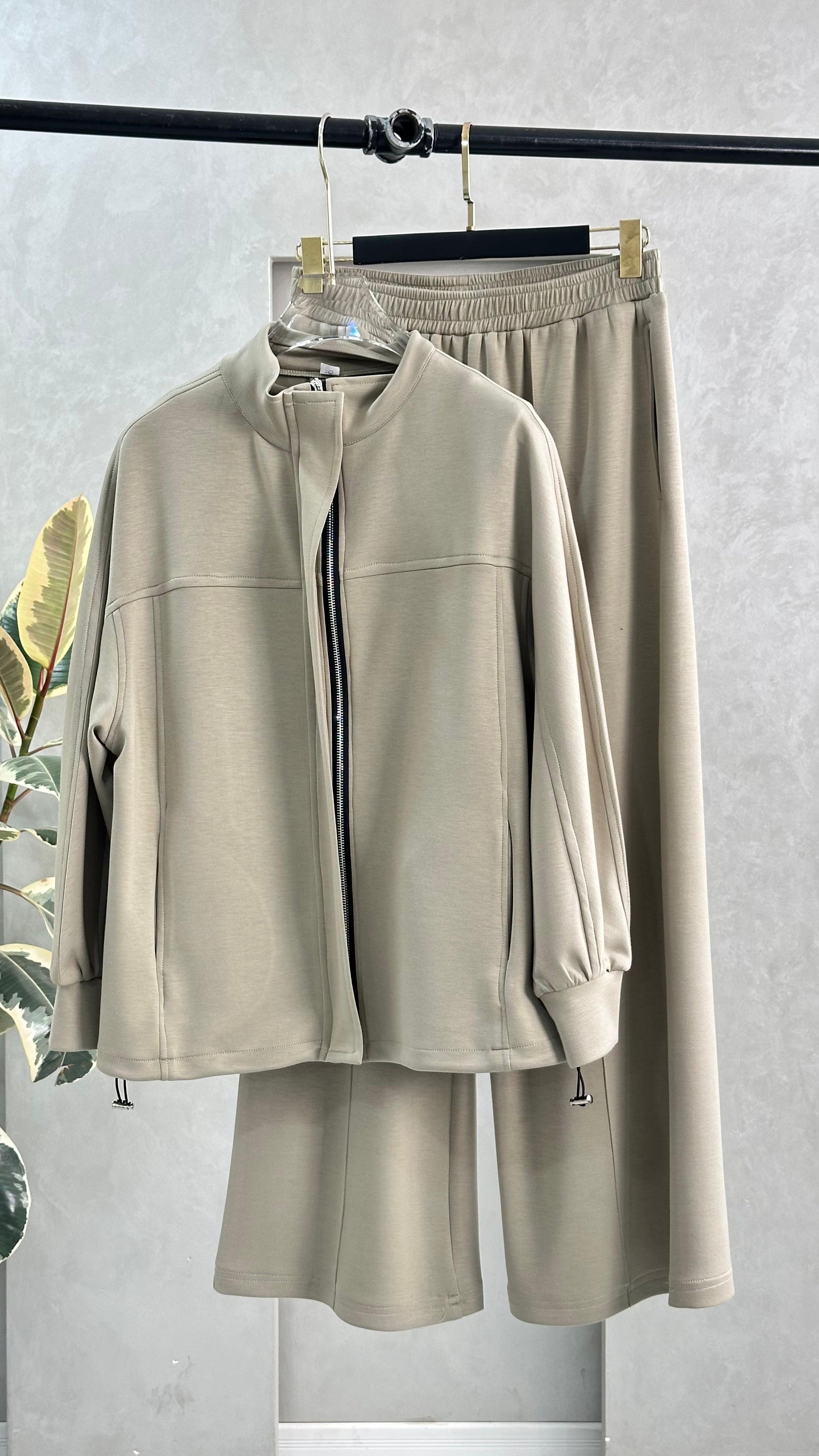 بدلة نسائي بازرار مخفية