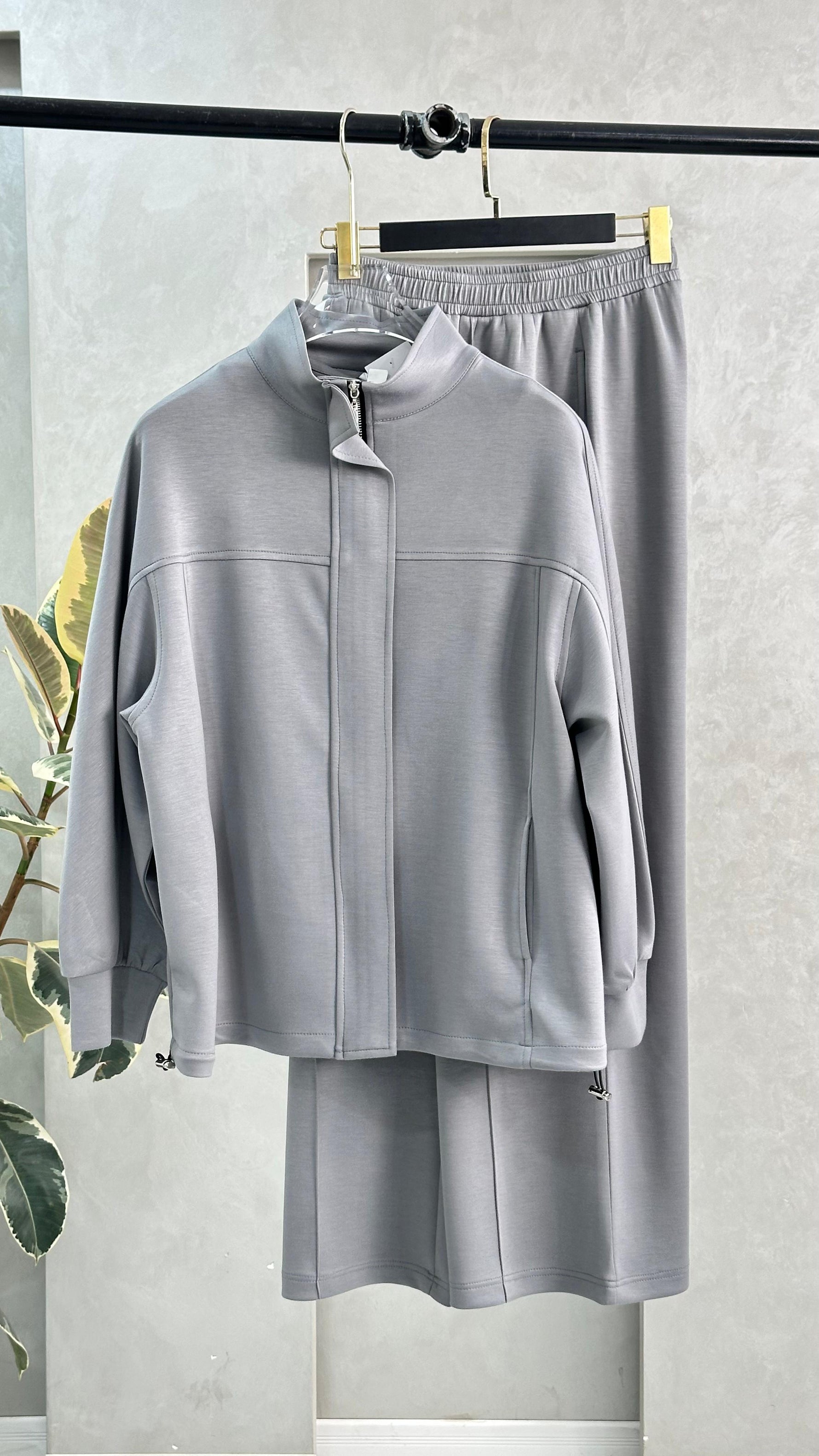 بدلة نسائي بازرار مخفية