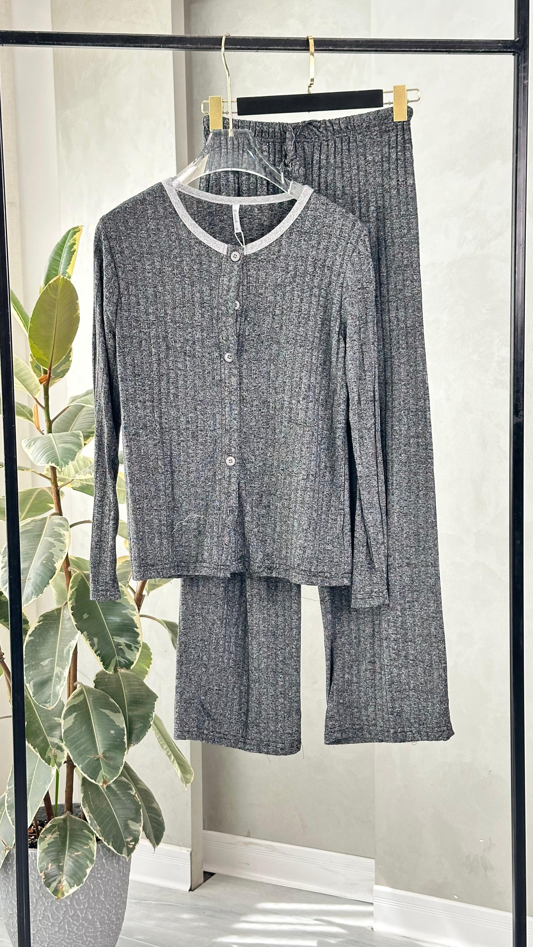 بيجامة نسائي عريضة بازرار