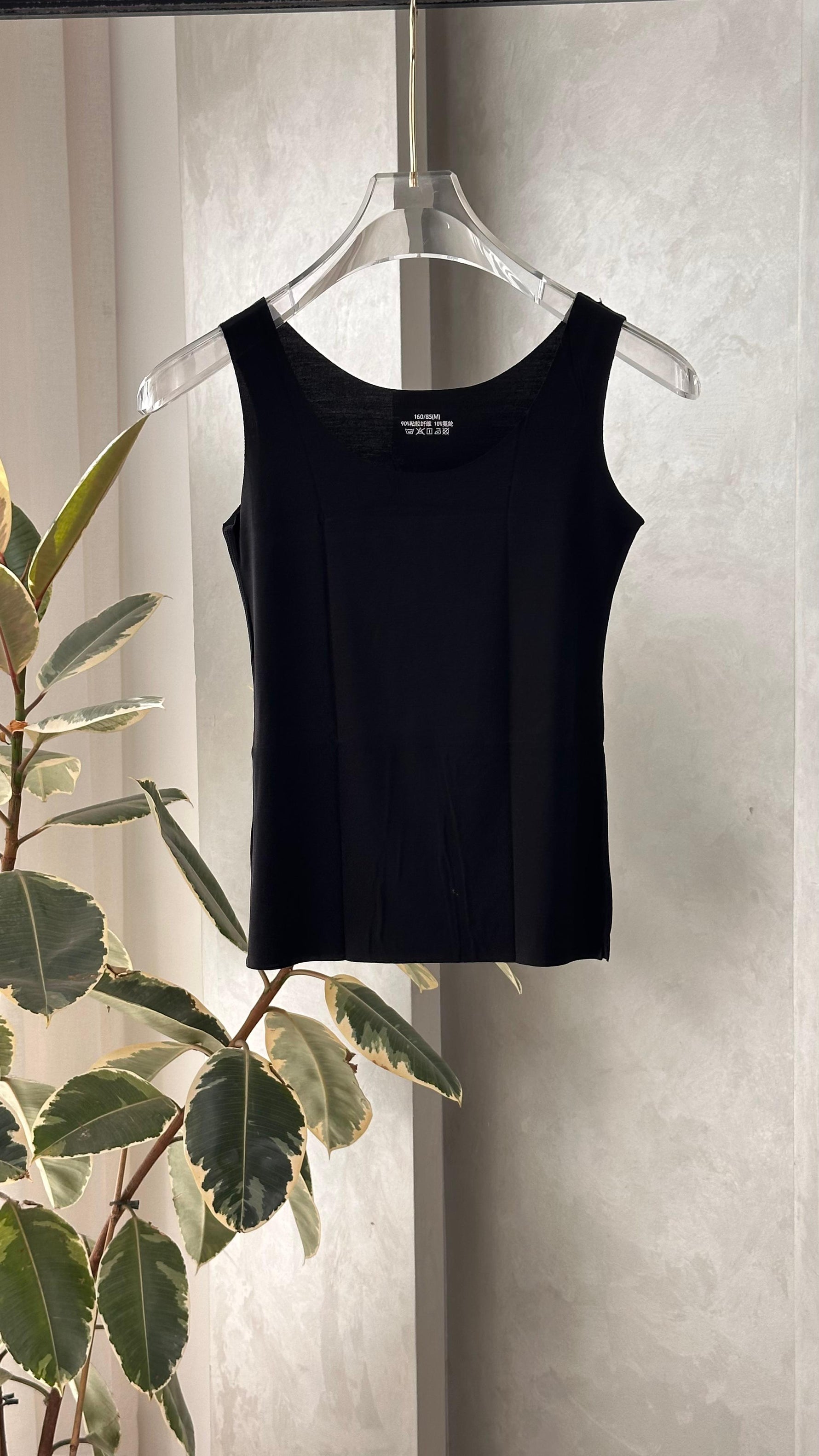 توب نسائي ضيق