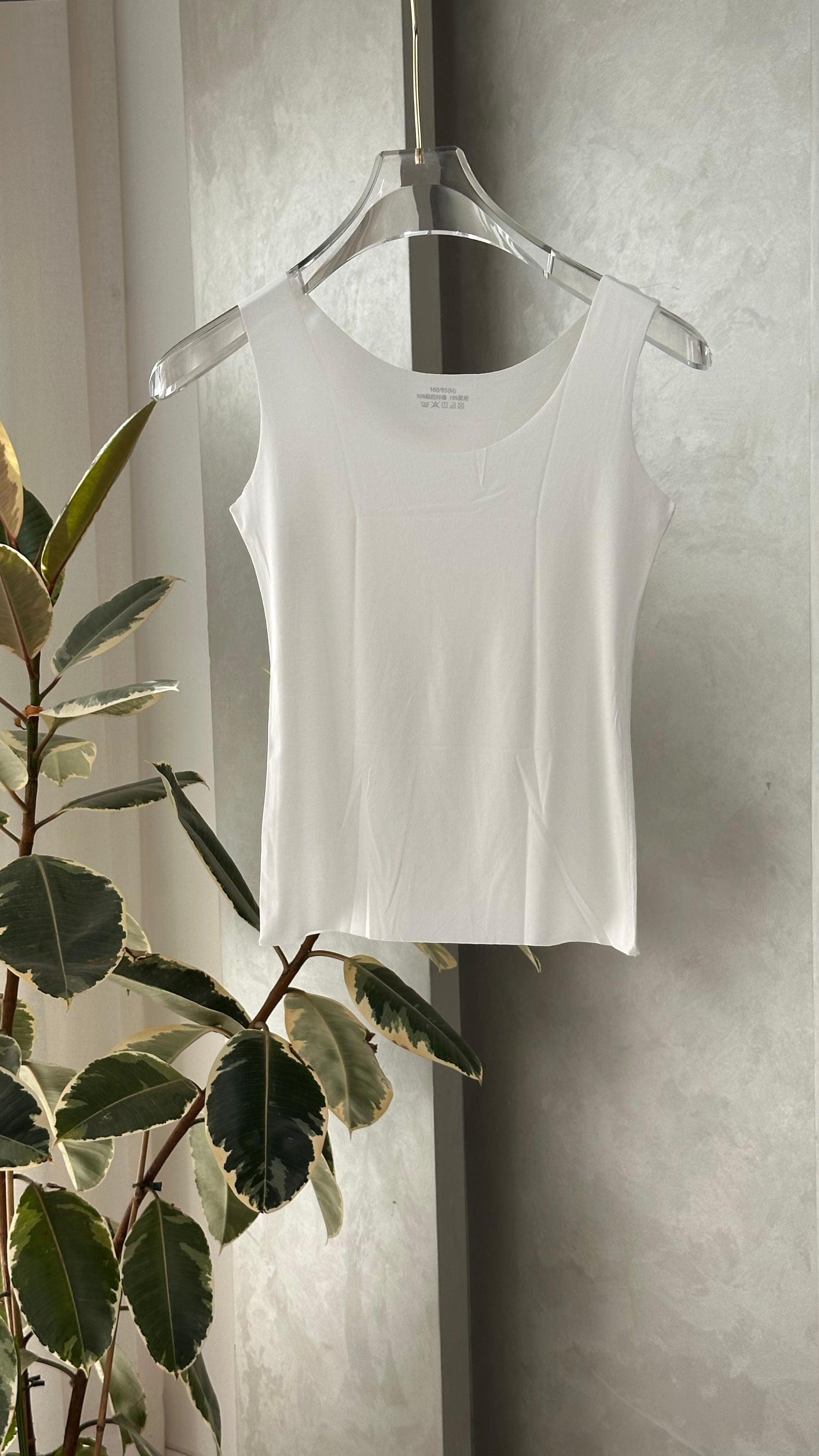 توب نسائي ضيق