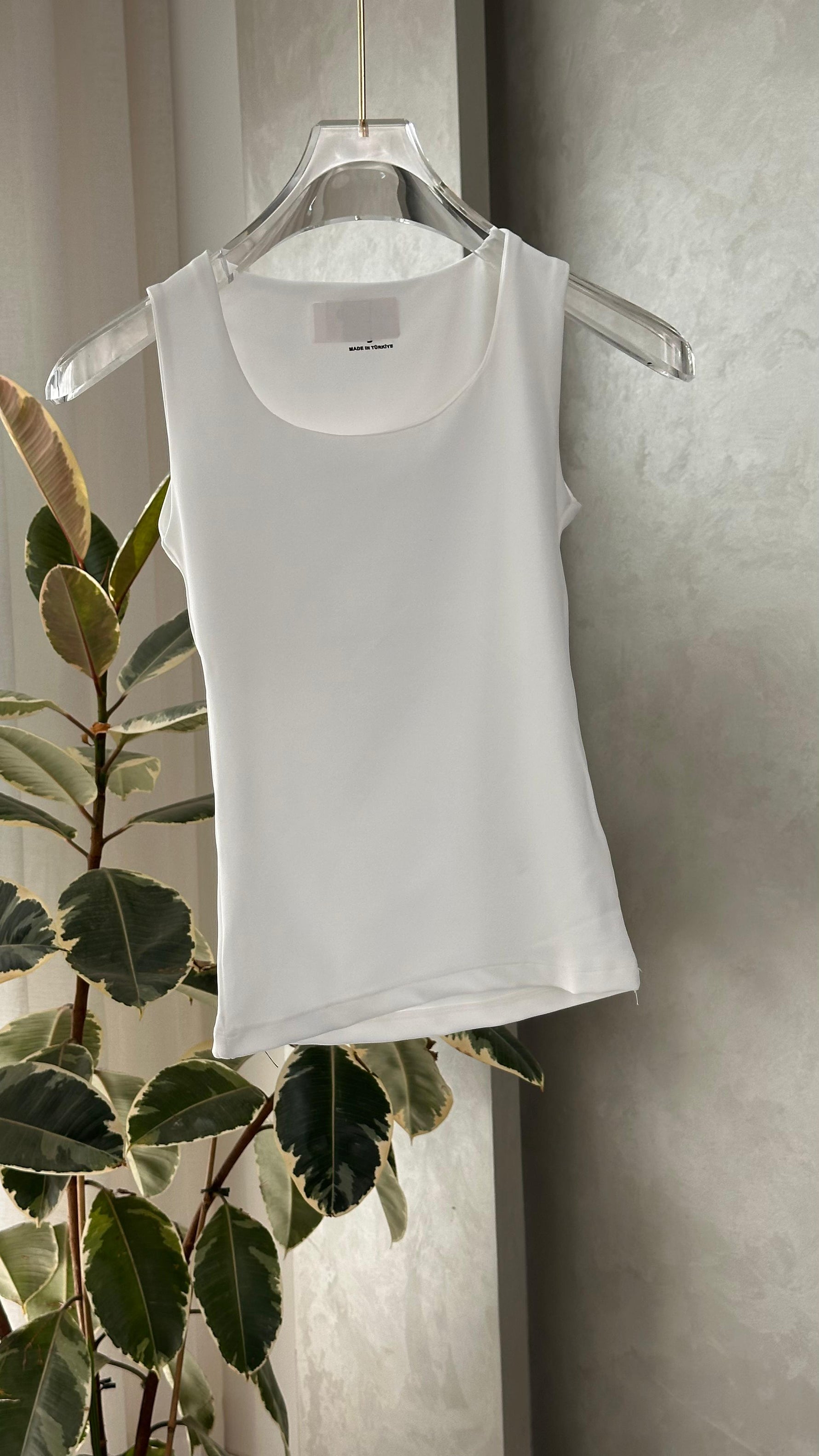 توب نسائي من غير اكمام