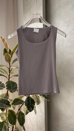 توب نسائي من غير اكمام