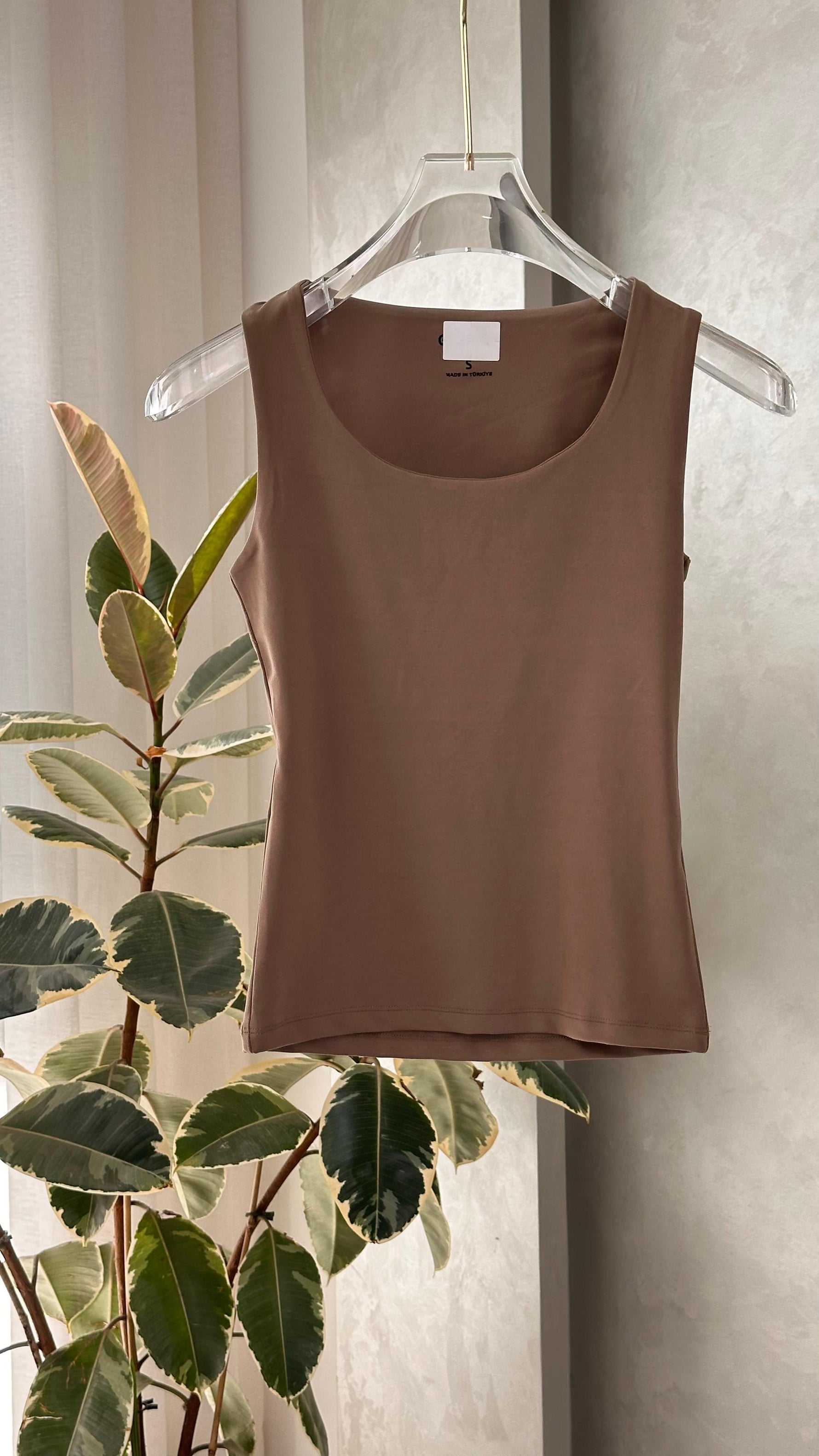 توب نسائي من غير اكمام