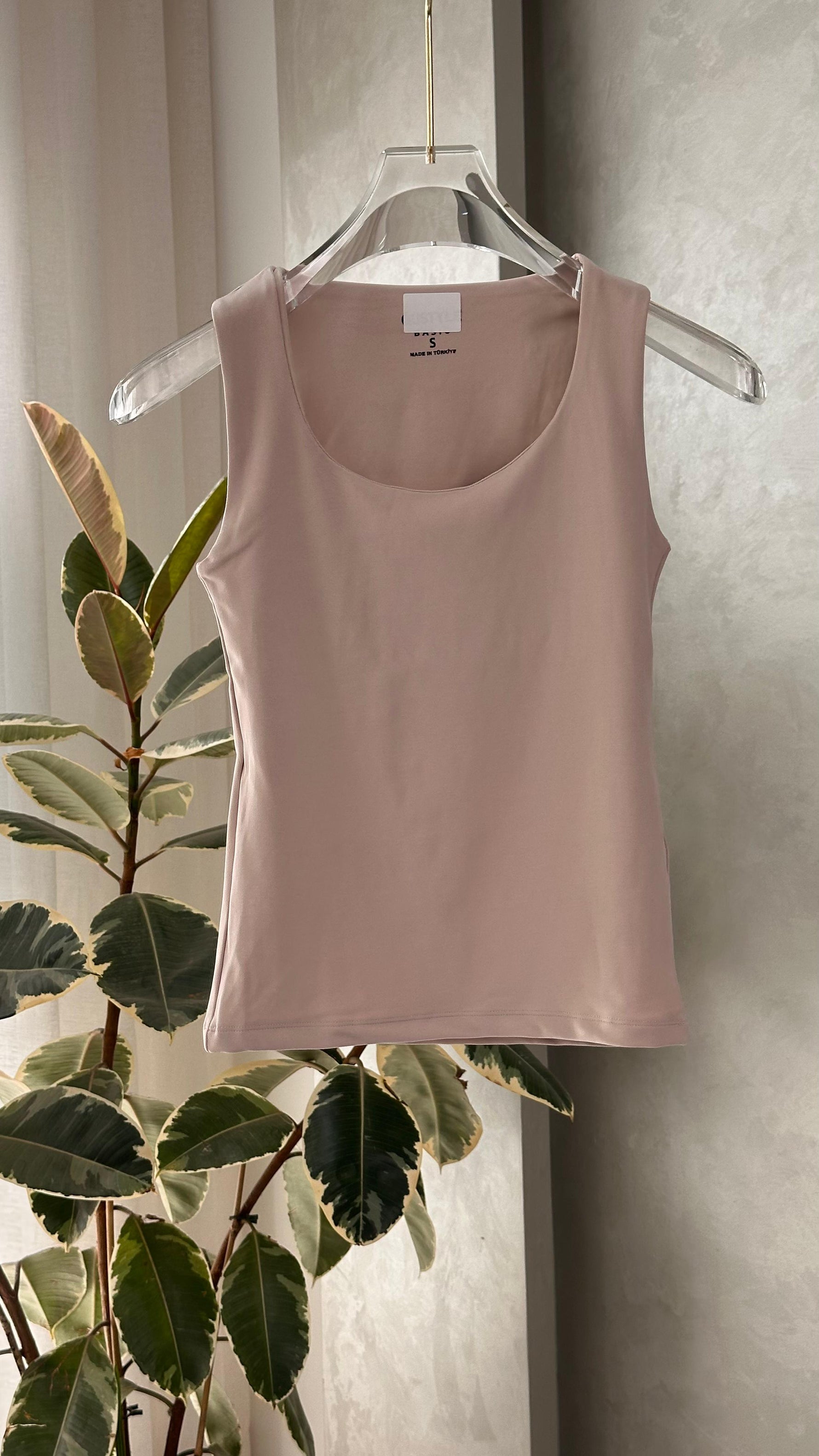 توب نسائي من غير اكمام