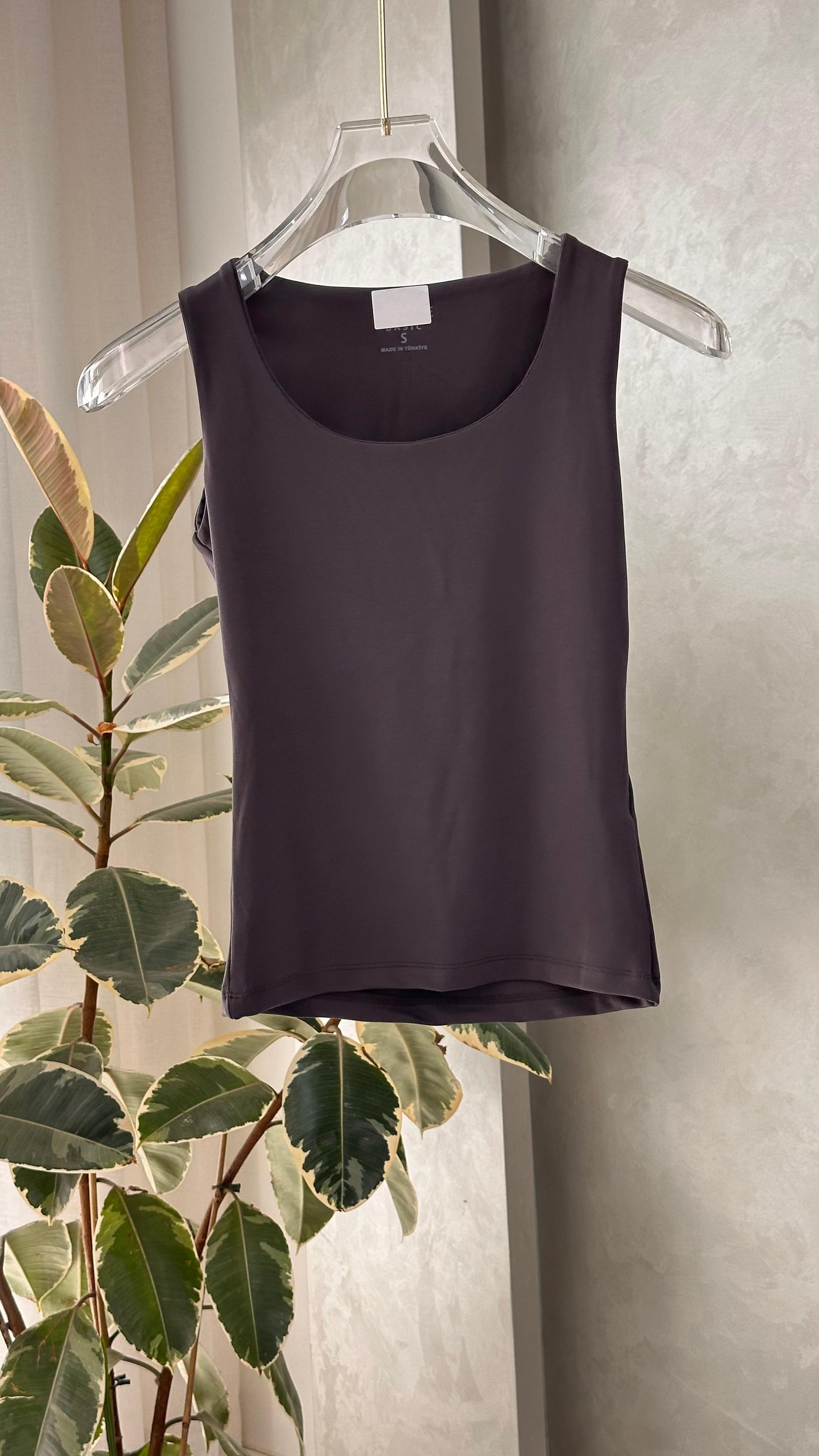 توب نسائي من غير اكمام