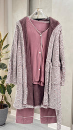 بيجامة نسائي مع روب طويل منقش