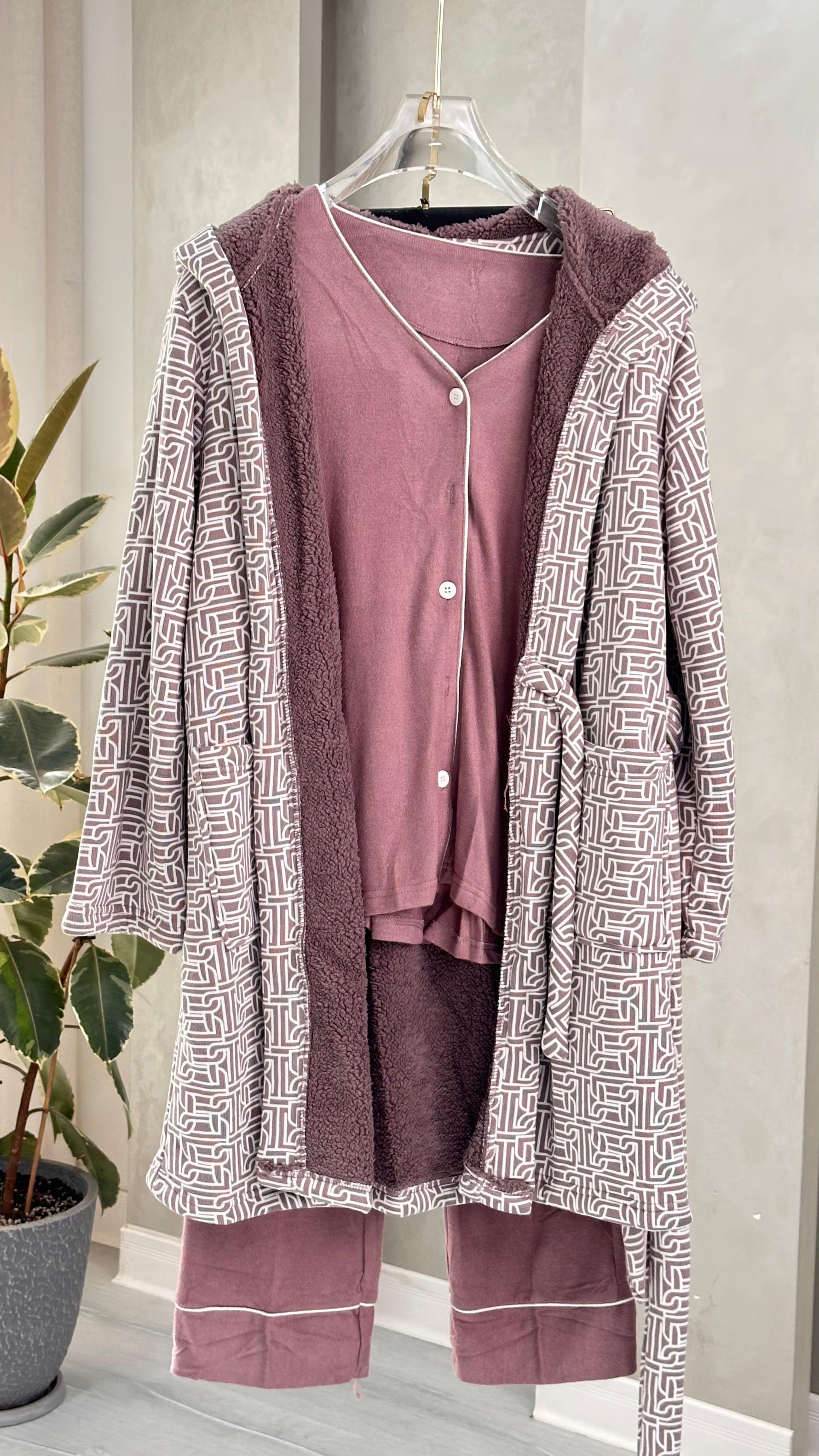 بيجامة نسائي مع روب طويل منقش