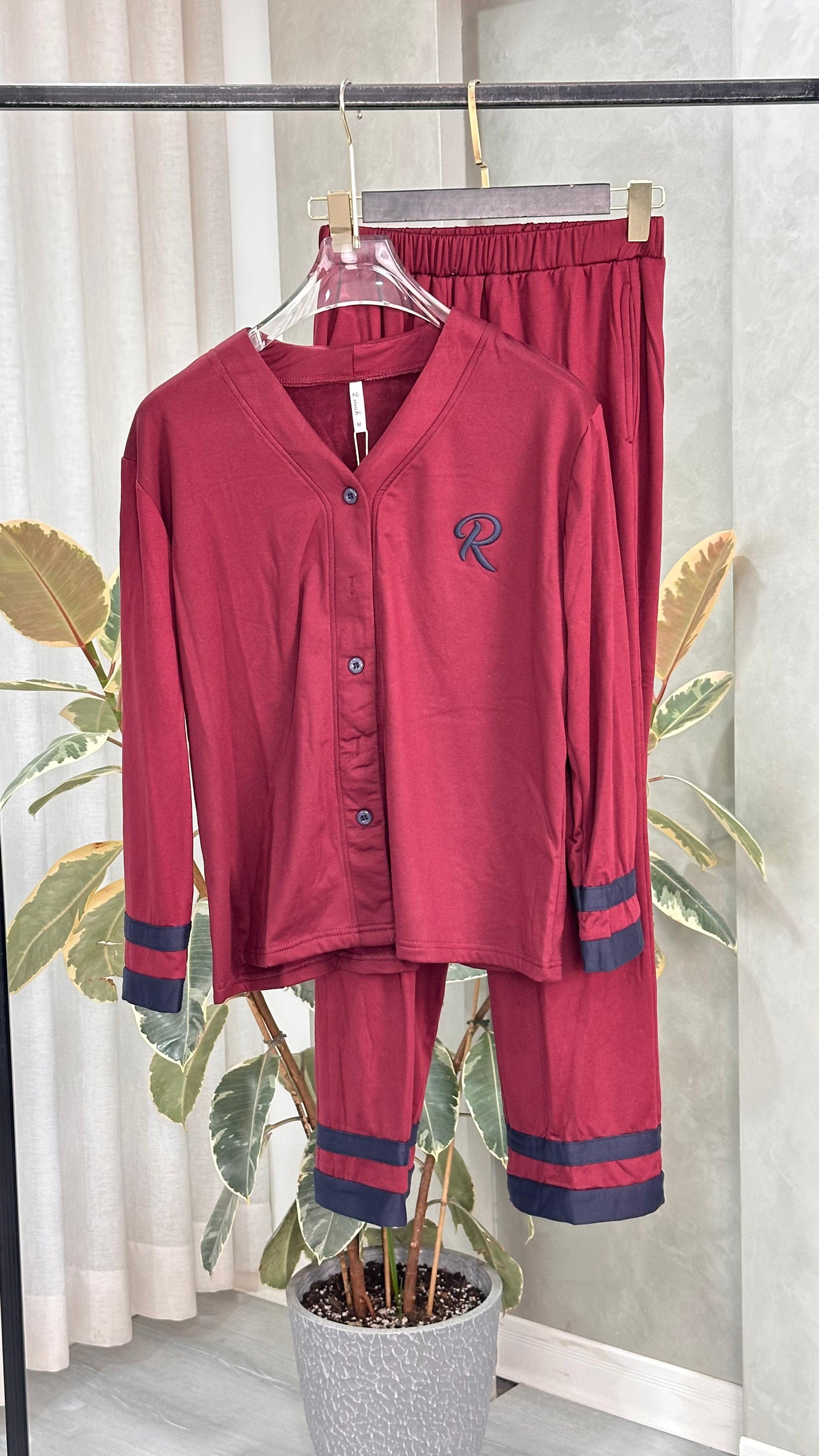 بيجامة نسائي باطراف محددة بالاسود