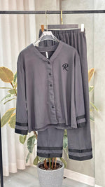 بيجامة نسائي باطراف محددة بالاسود