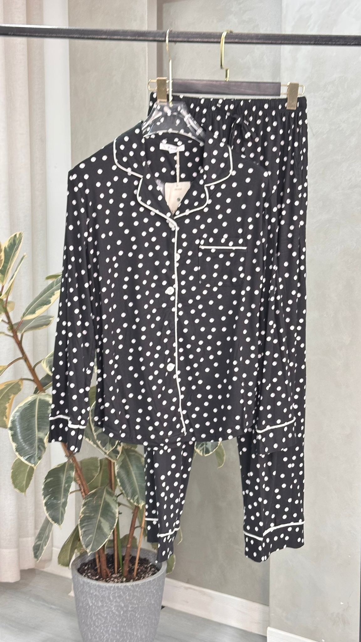 بيجامة نسائي منقطة