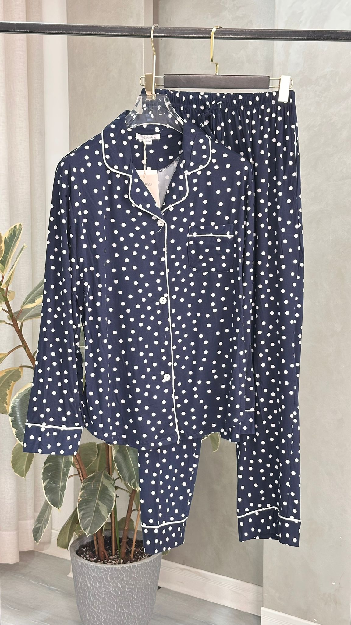 بيجامة نسائي منقطة