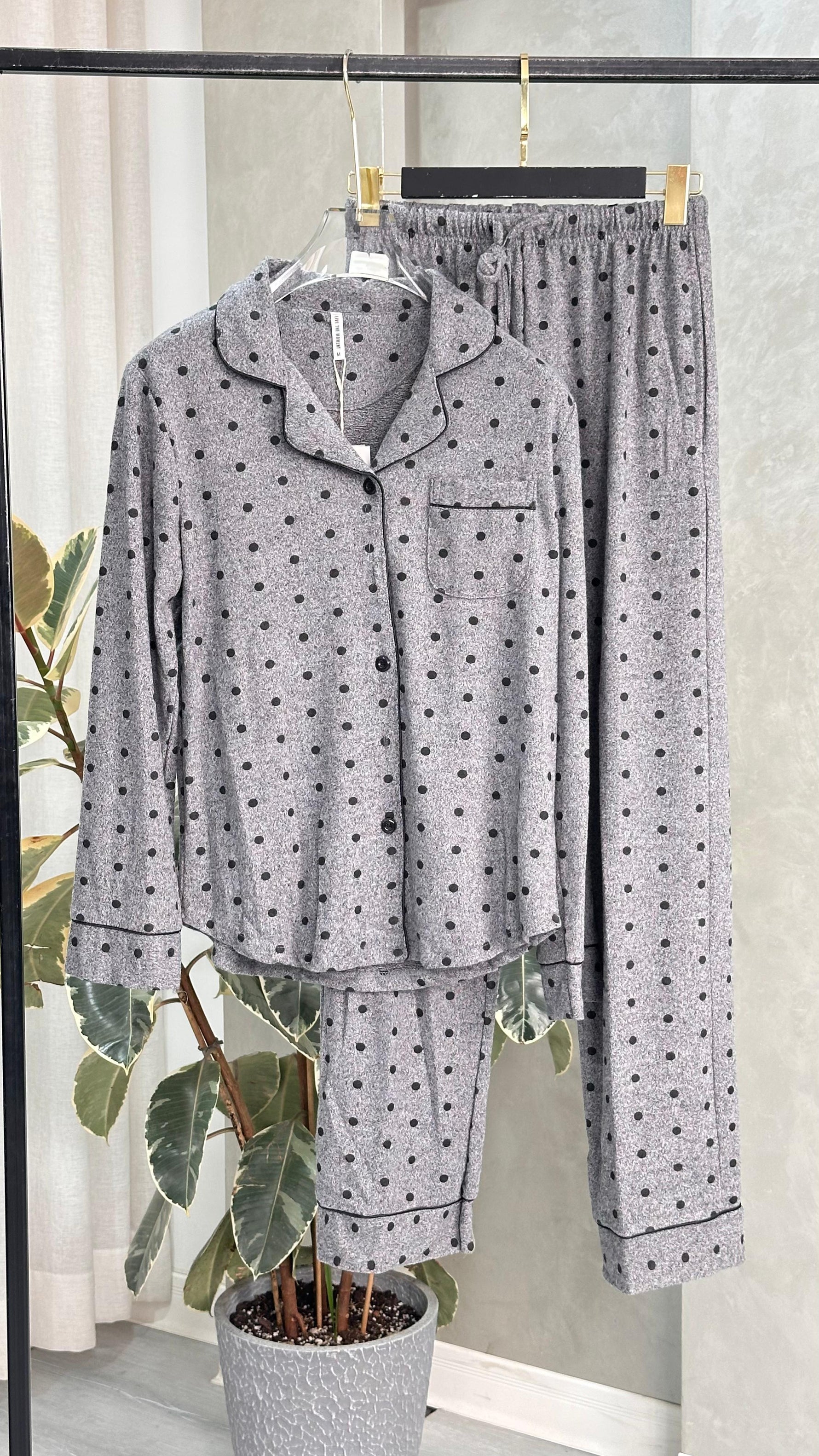 بيجامة نسائي منقط هادئ