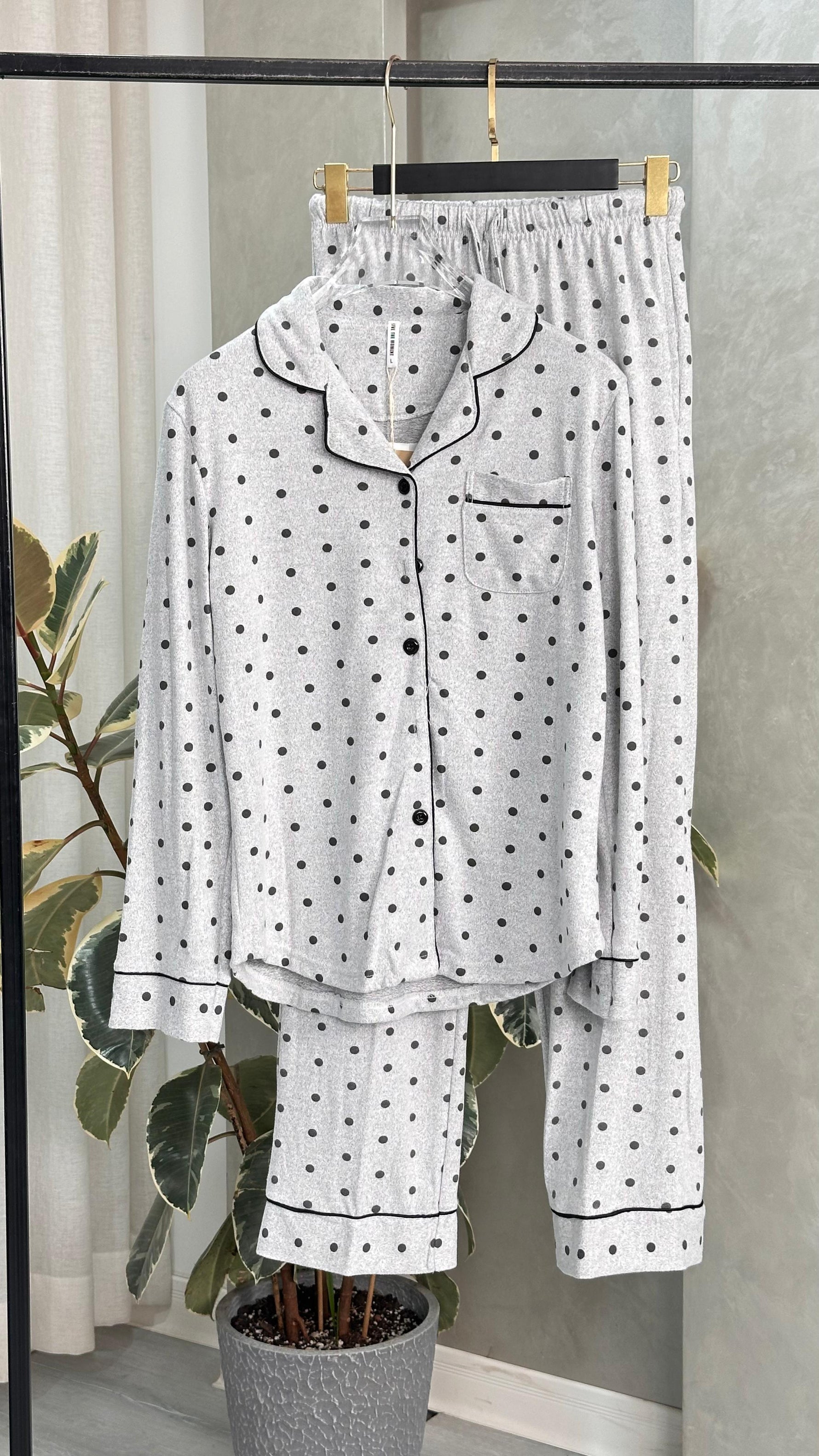 بيجامة نسائي منقط هادئ