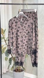 بيجامة نسائي بازرار واطراف دانتيل