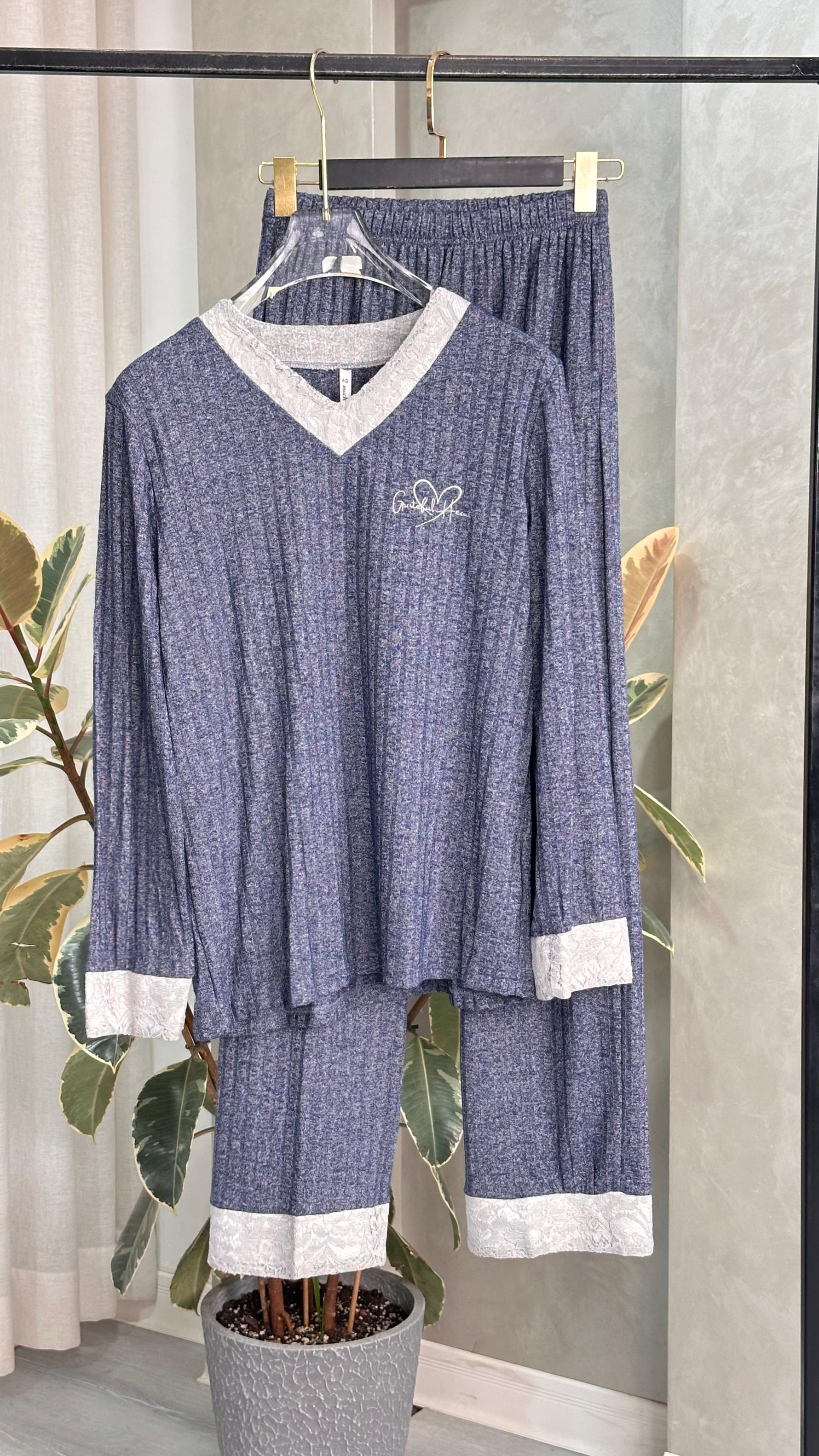 بيجامة نسائي باطراف ذو سوار