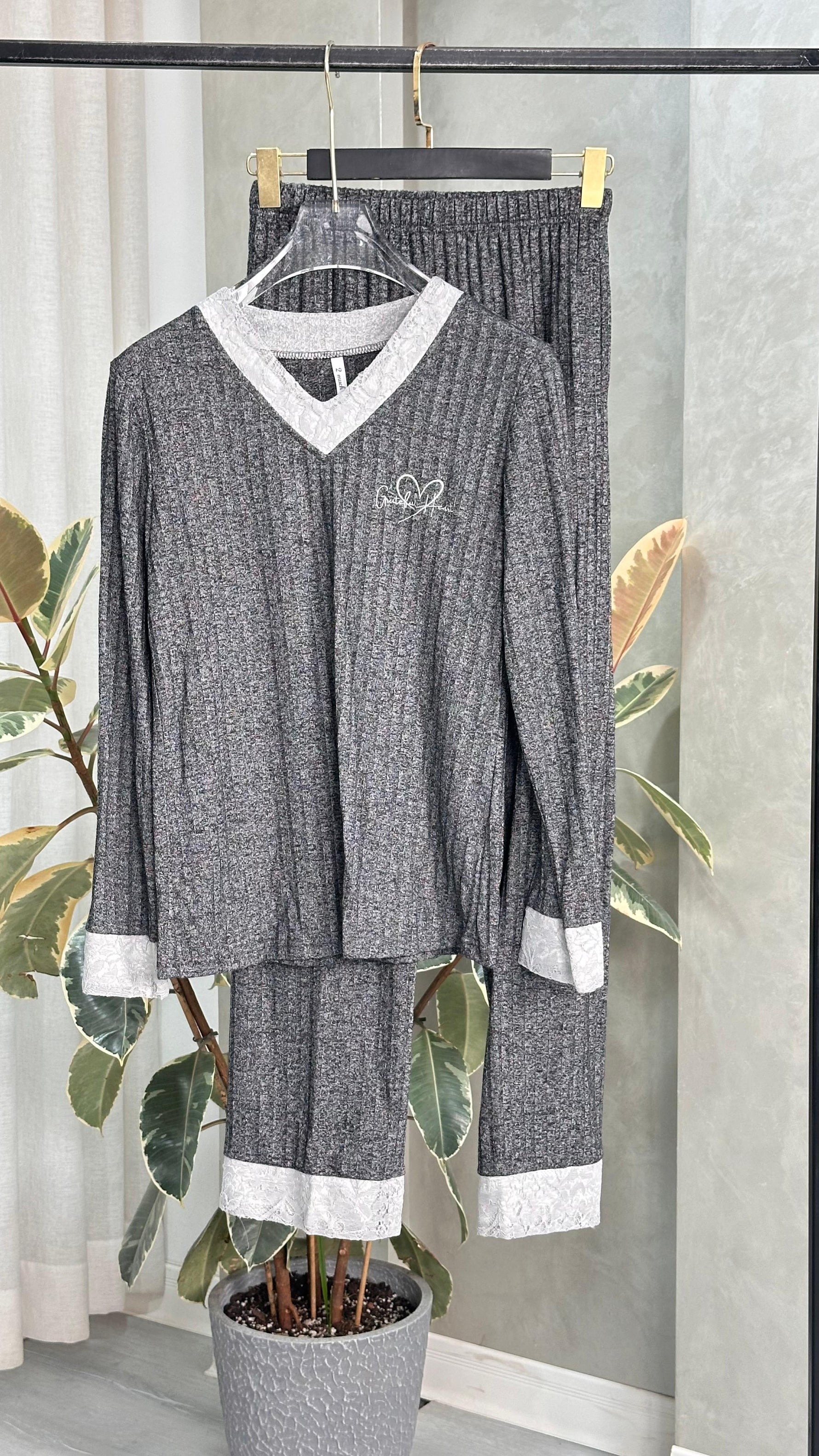 بيجامة نسائي باطراف ذو سوار