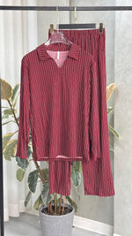 بيجامة نسائي مقلم