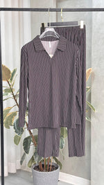 بيجامة نسائي مقلم