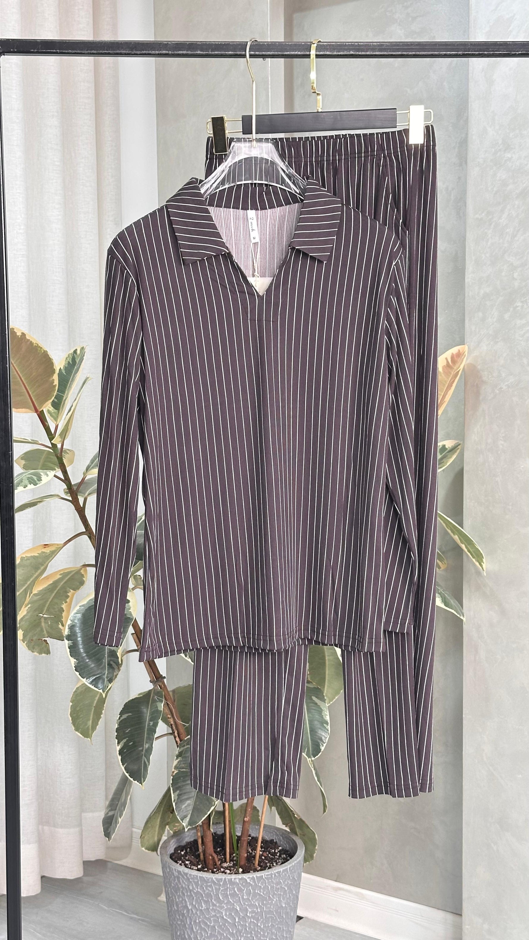 بيجامة نسائي مقلم