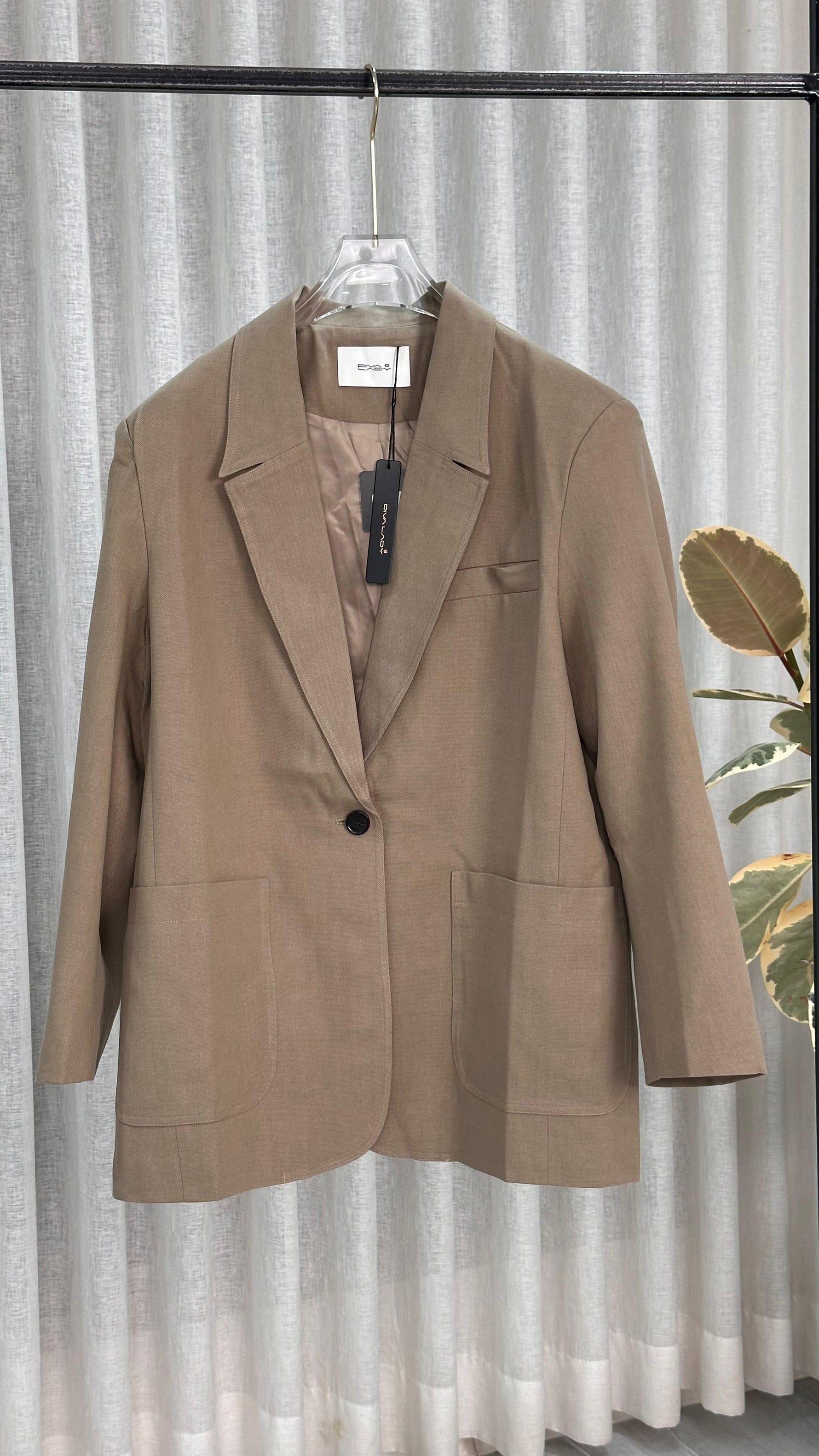 جاكيت نسائي بقبة عريضة