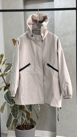 جاكيت نسائي بياقة مرتفعة قليلا