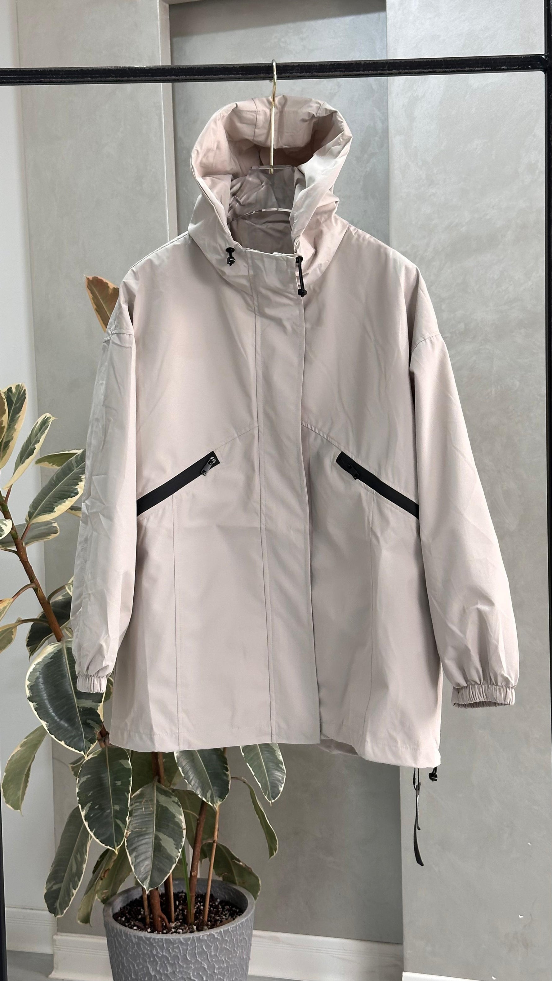 جاكيت نسائي بياقة مرتفعة قليلا