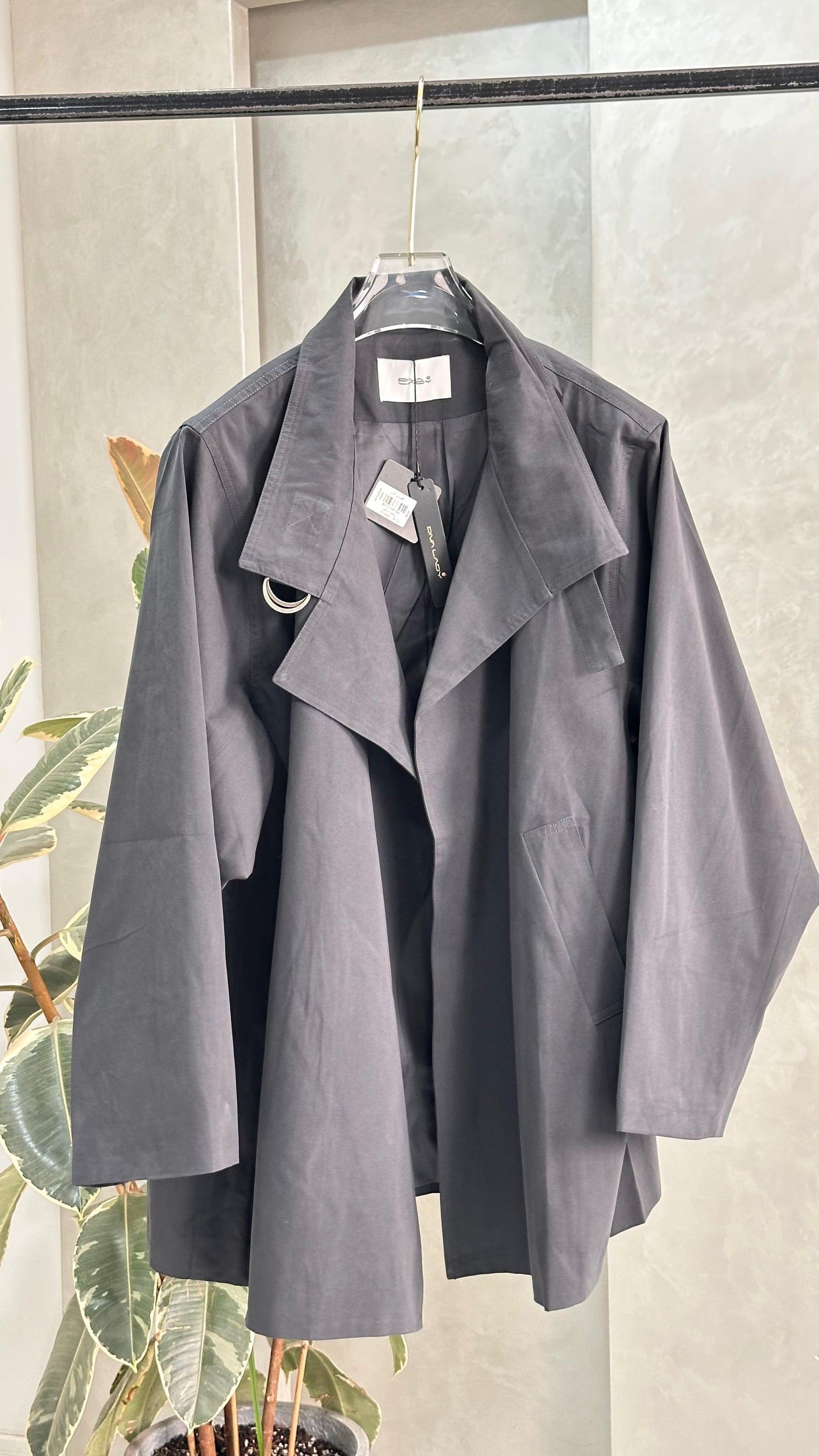 جاكيت نسائي عريض باكمام منفوخة