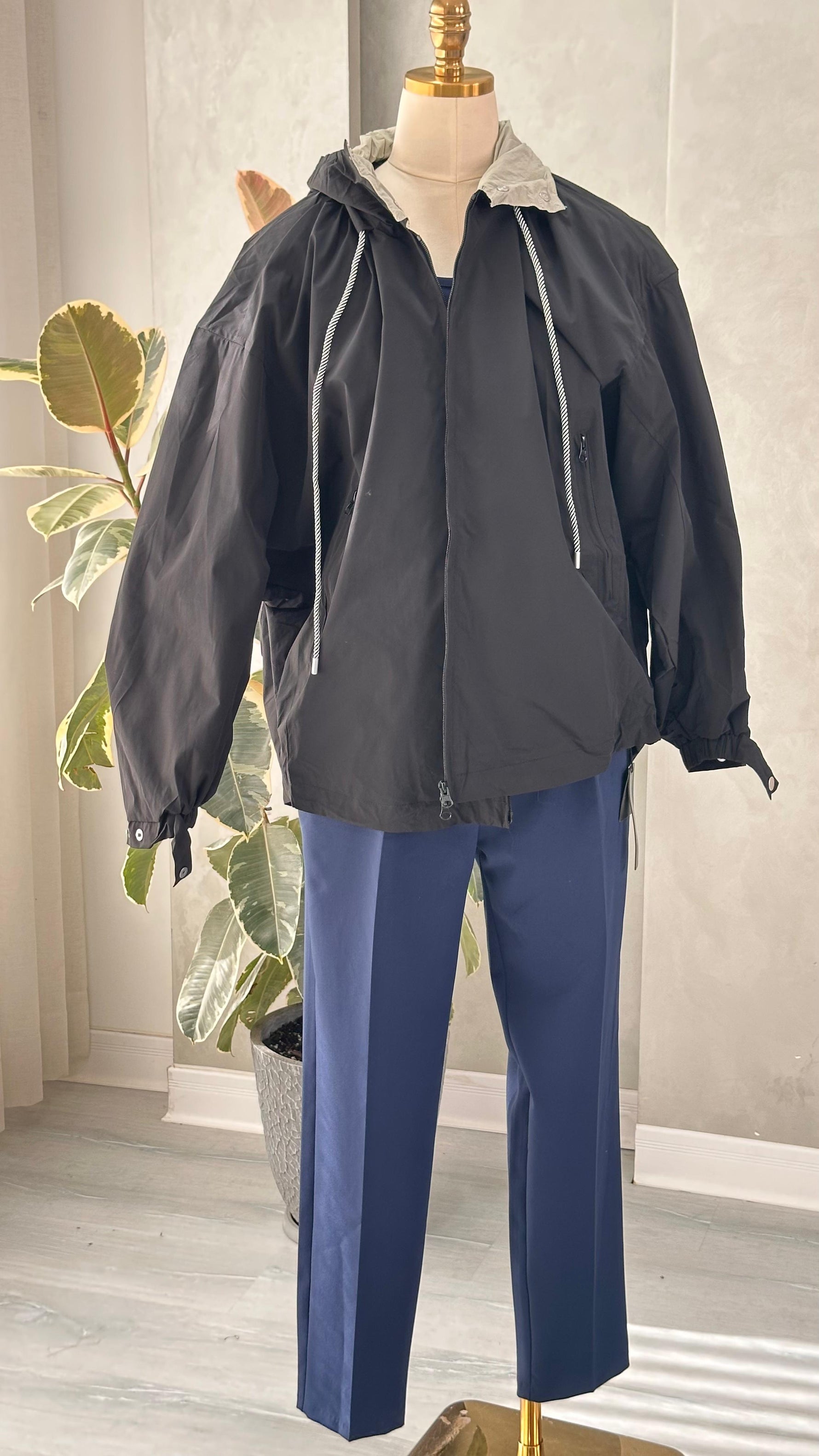 جاكيت نسائي بياقة مختلفة اللون