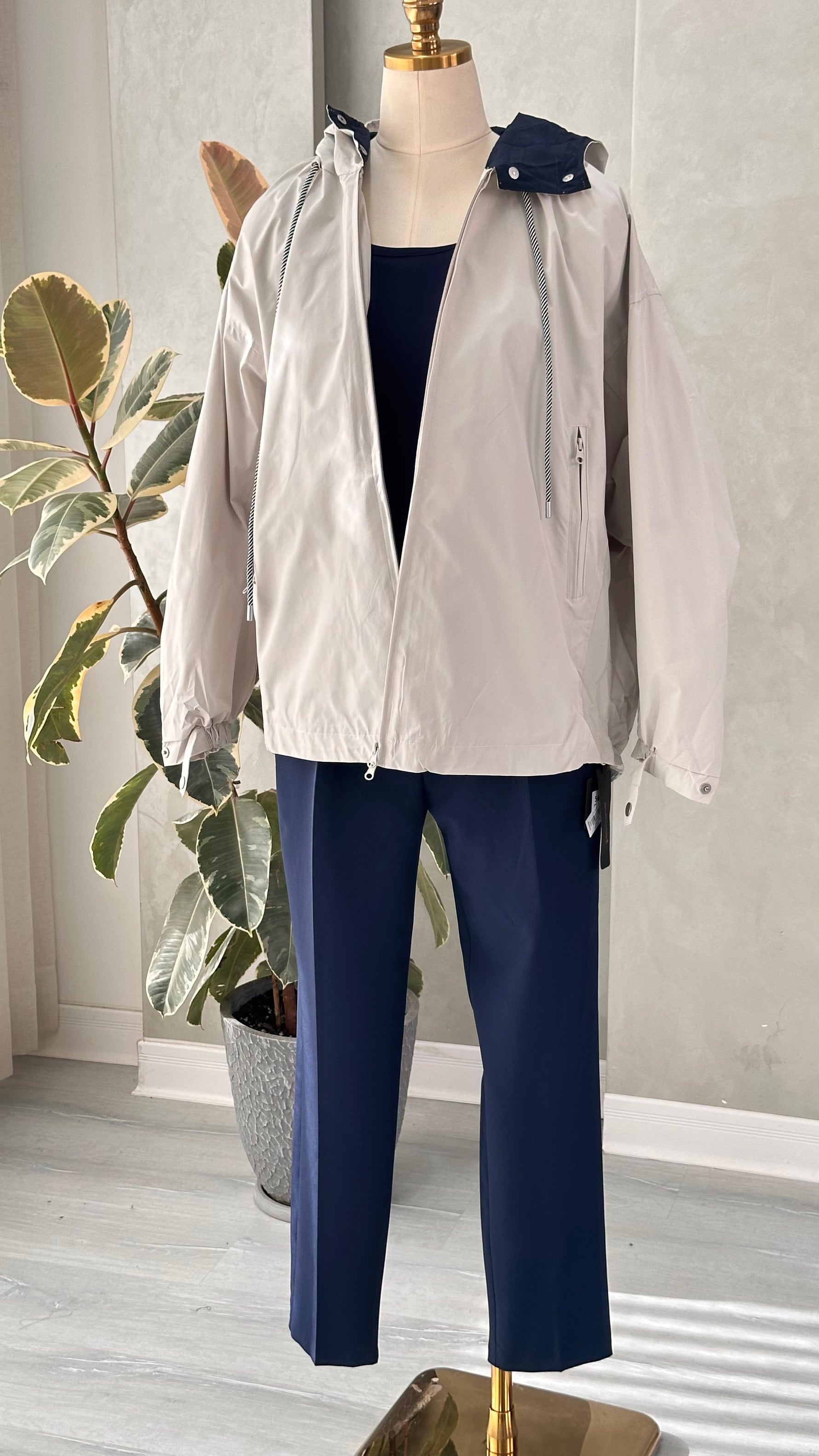 جاكيت نسائي بياقة مختلفة اللون