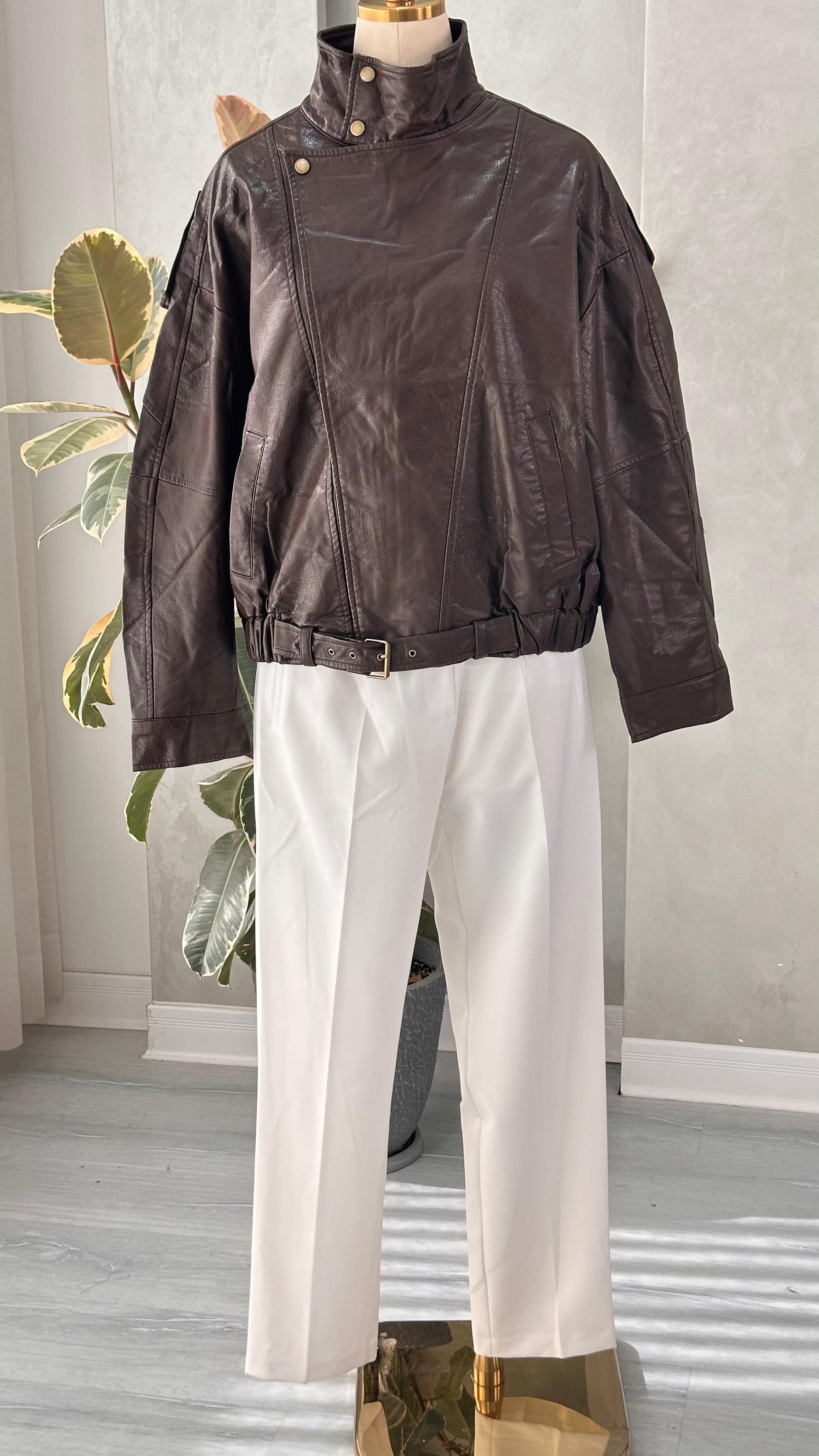 جاكيت نسائي جلد قصير