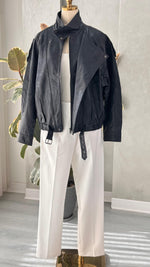 جاكيت نسائي جلد قصير