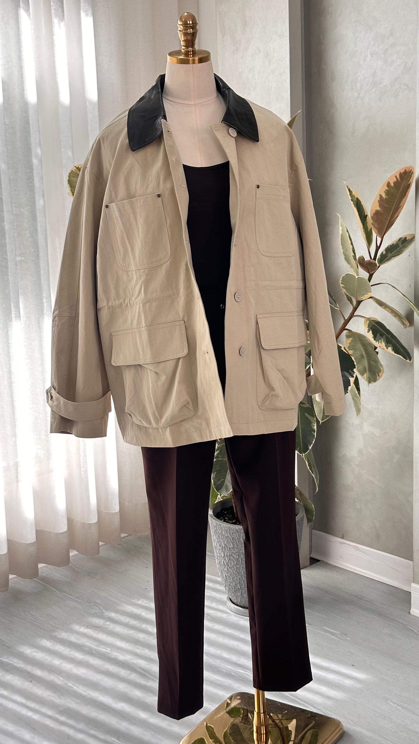 جاكيت نسائي قصير عريض