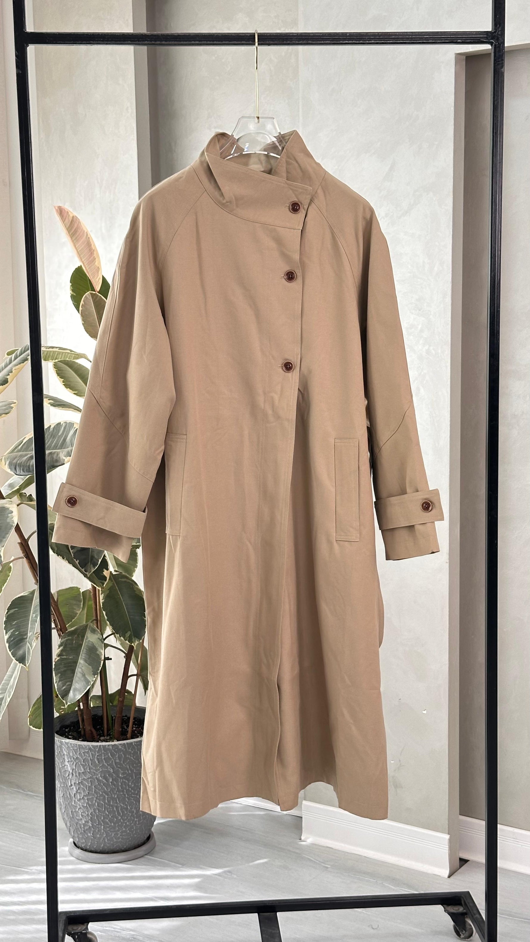 جاكيت نسائي طويل بياقة