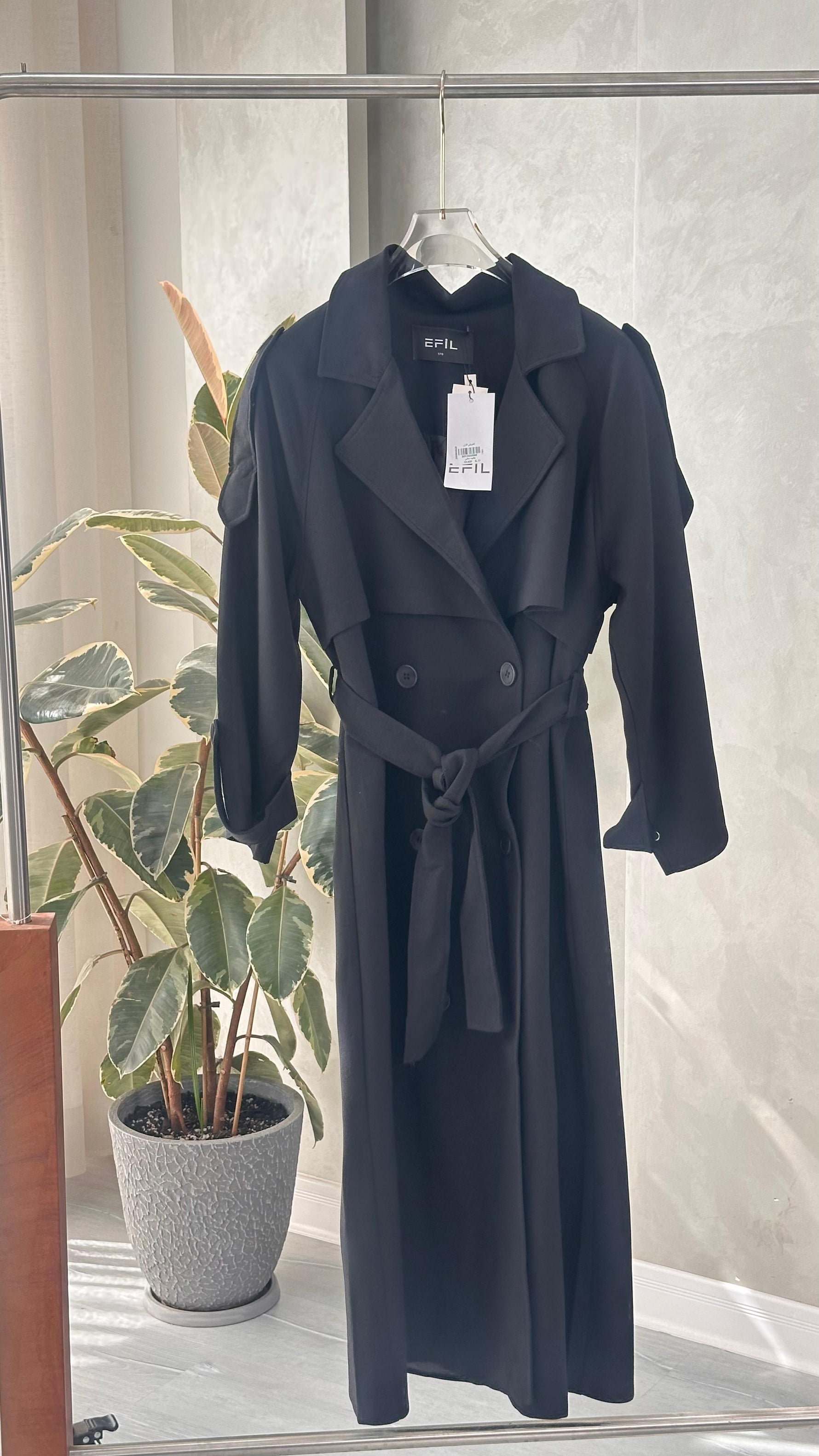 جاكيت نسائي مع ردة على الصدر