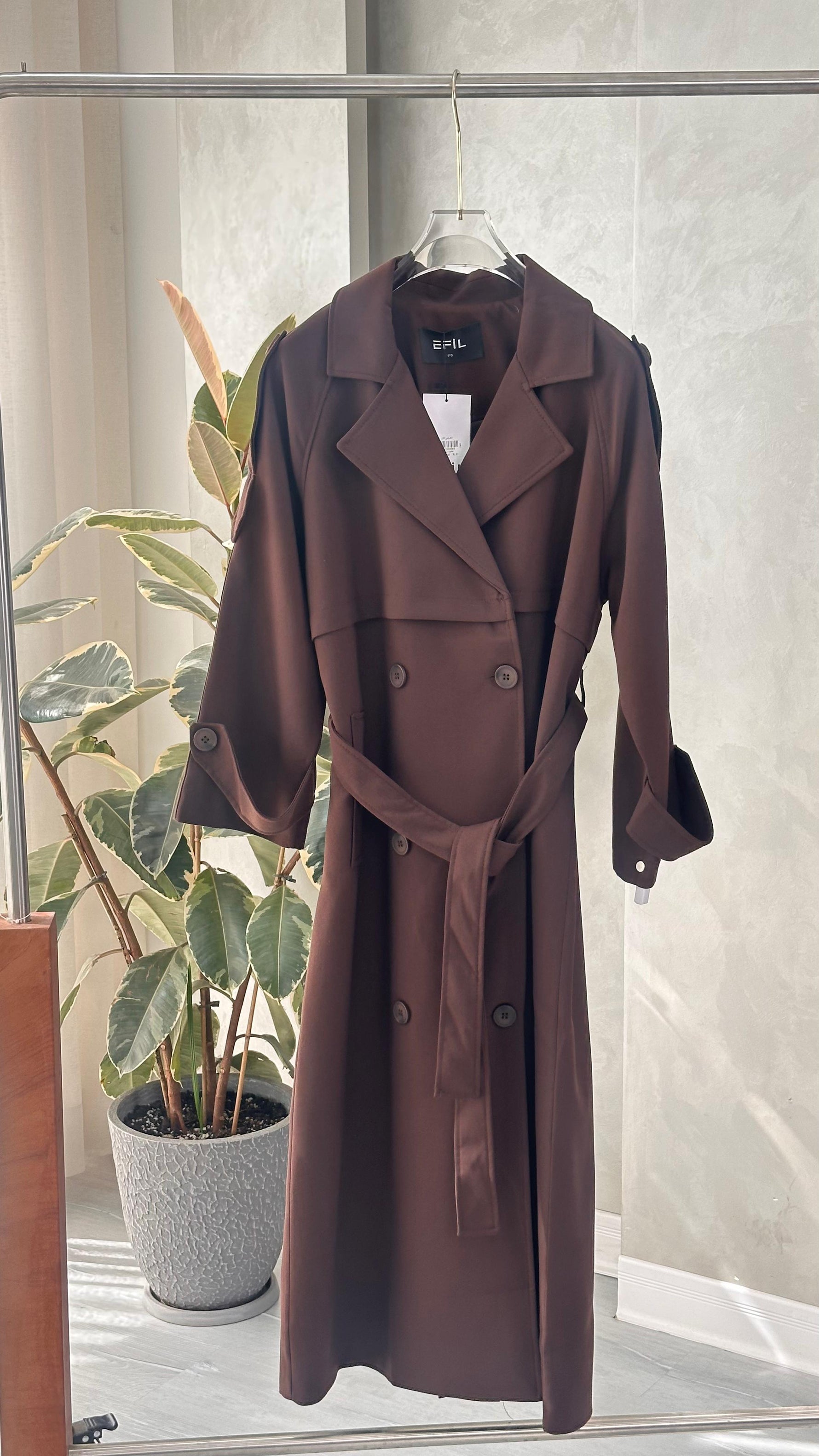 جاكيت نسائي مع ردة على الصدر