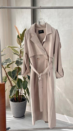 جاكيت نسائي مع ردة على الصدر