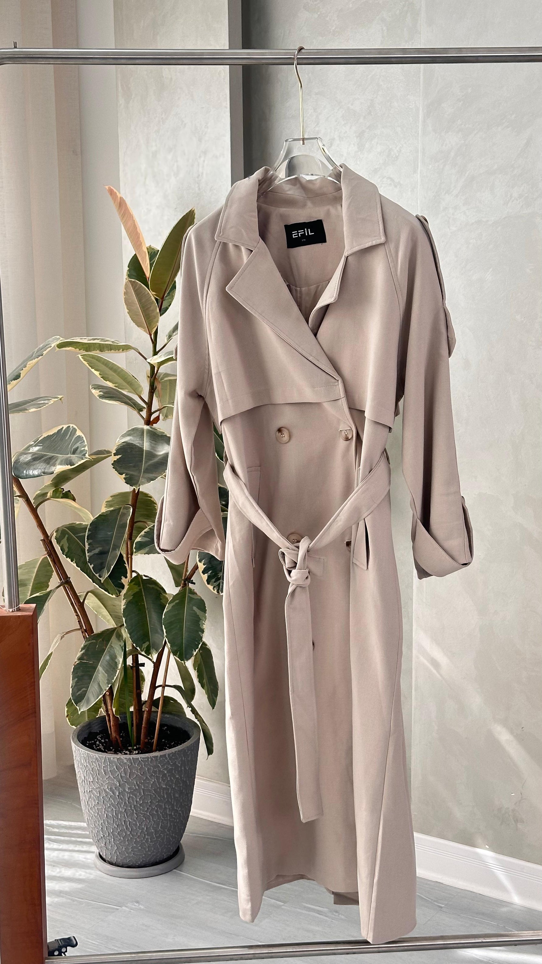 جاكيت نسائي مع ردة على الصدر