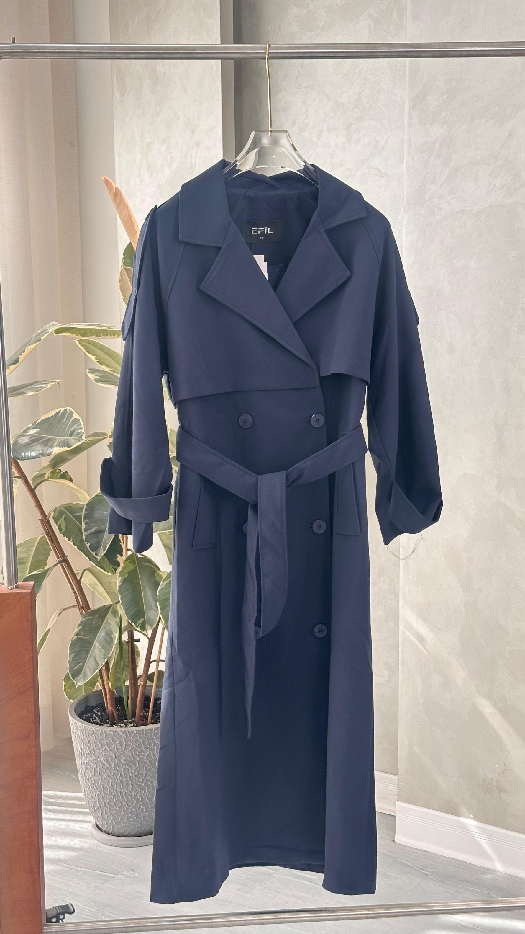 جاكيت نسائي مع ردة على الصدر