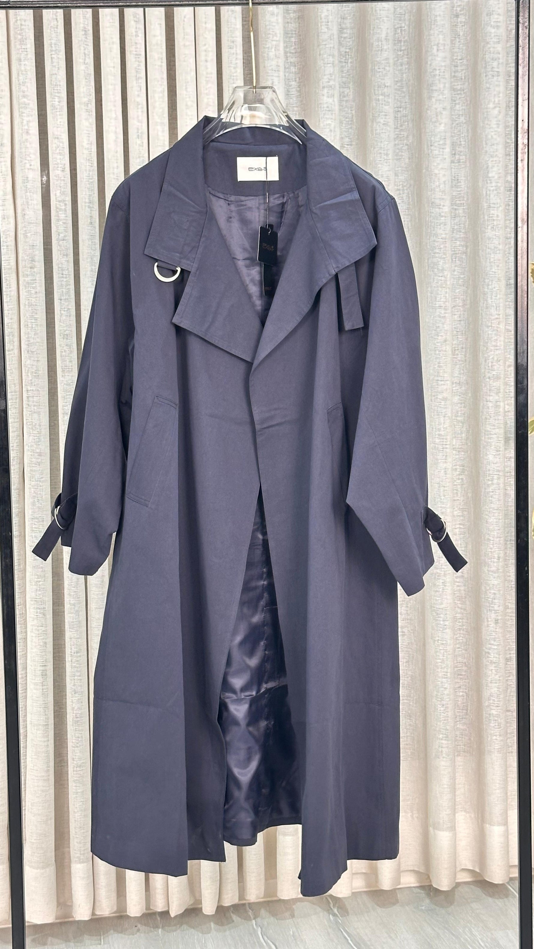 جاكيت نسائي بقماش متين