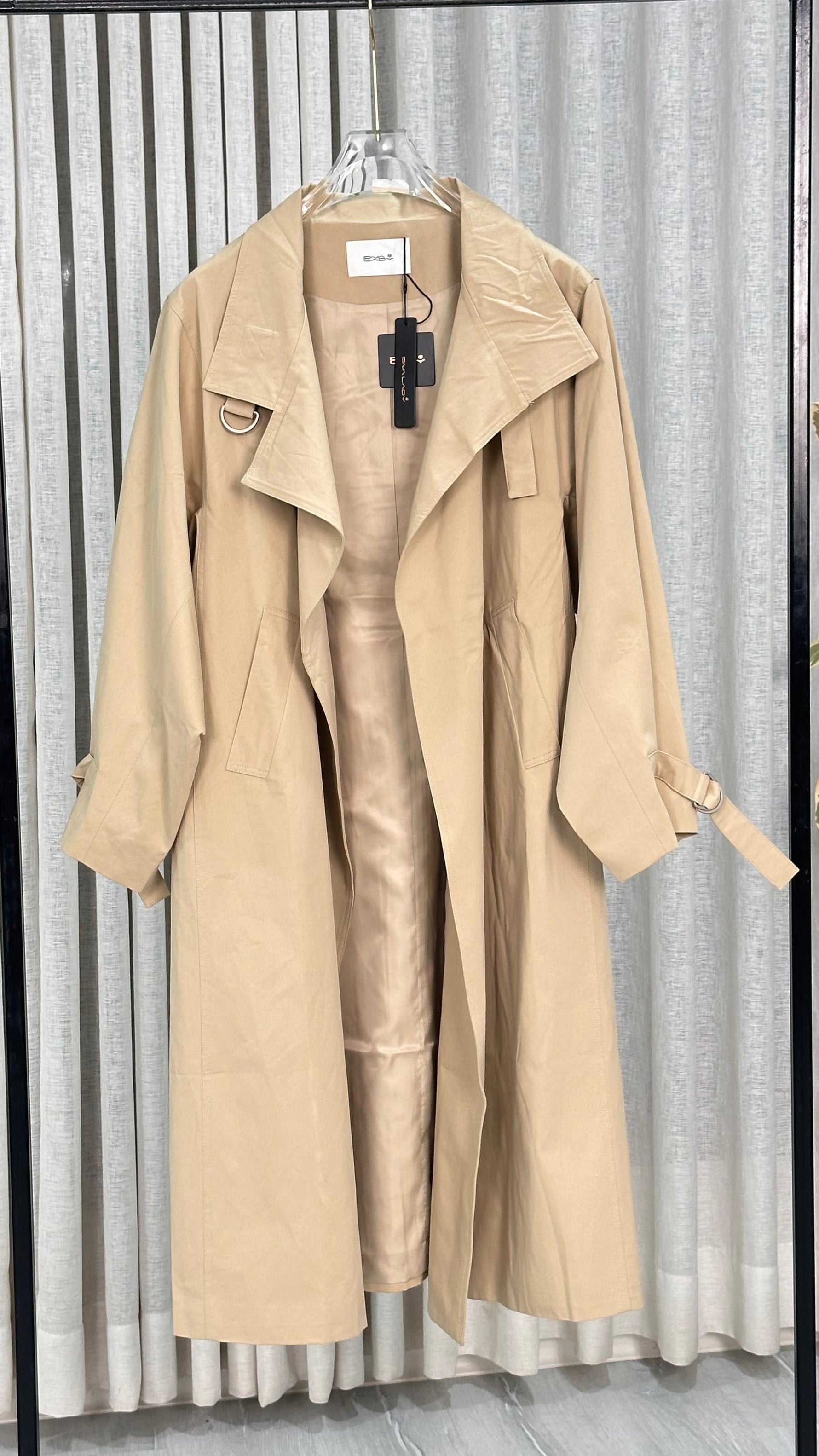 جاكيت نسائي بقماش متين