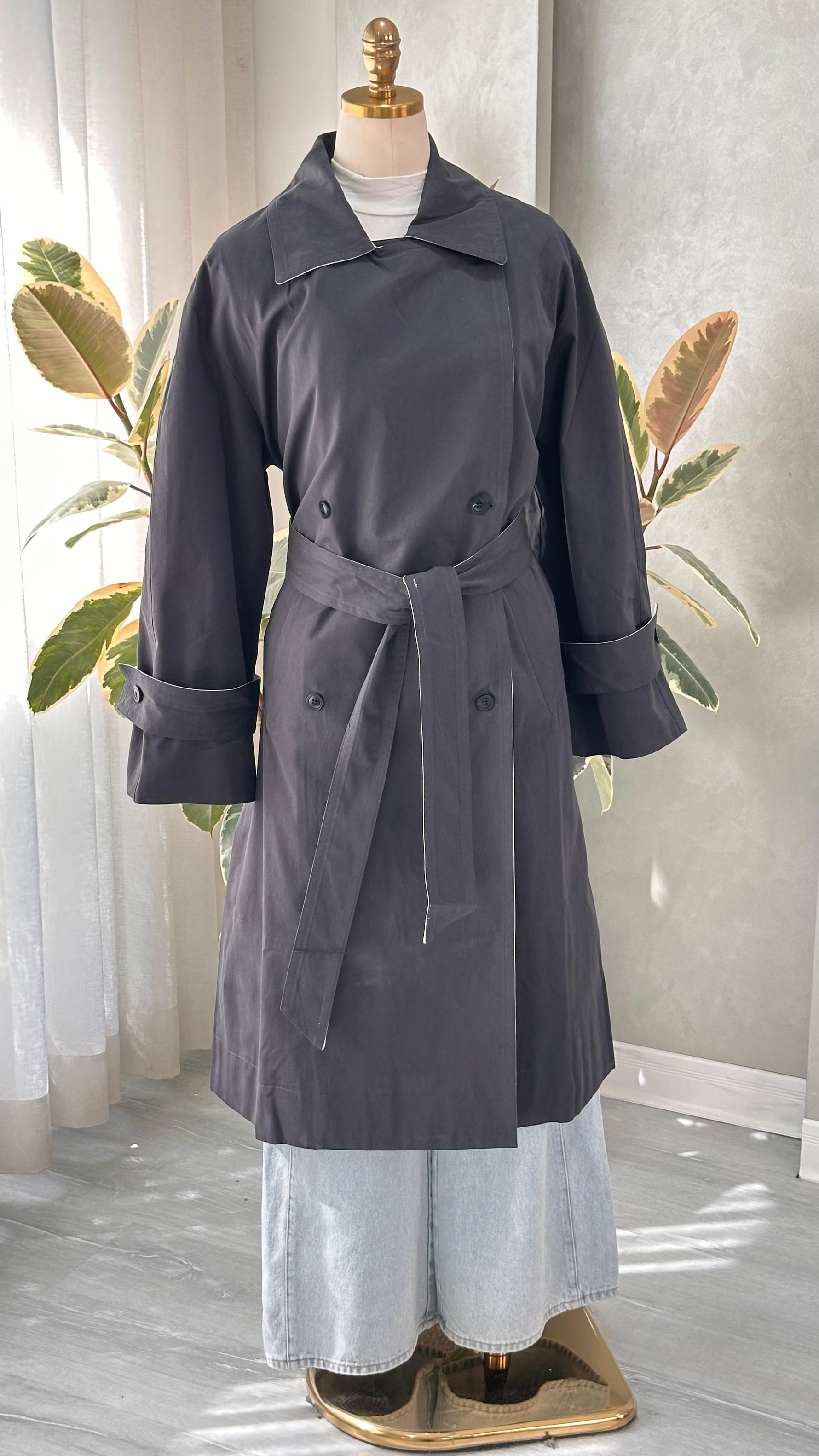 جاكيت نسائي مع ازرار بسيطة