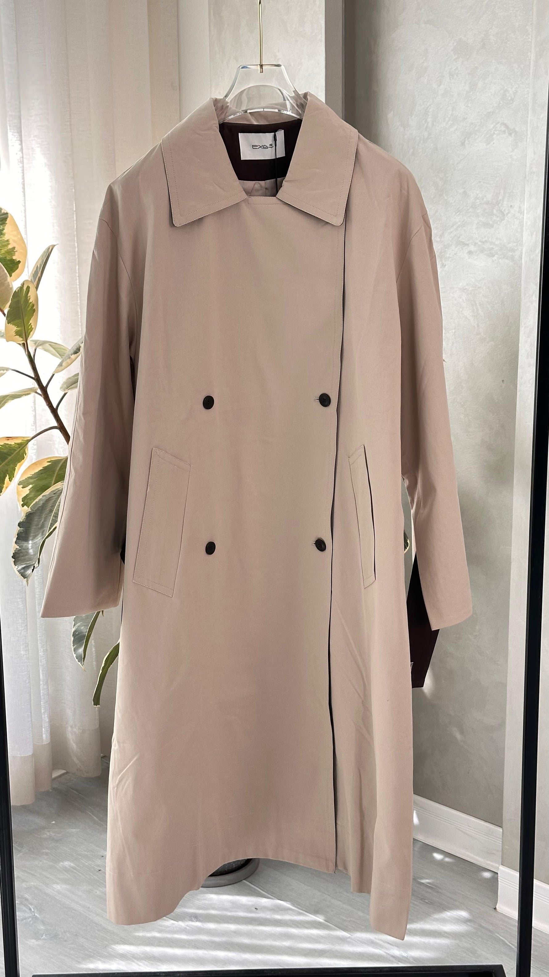 جاكيت نسائي مع ازرار بسيطة