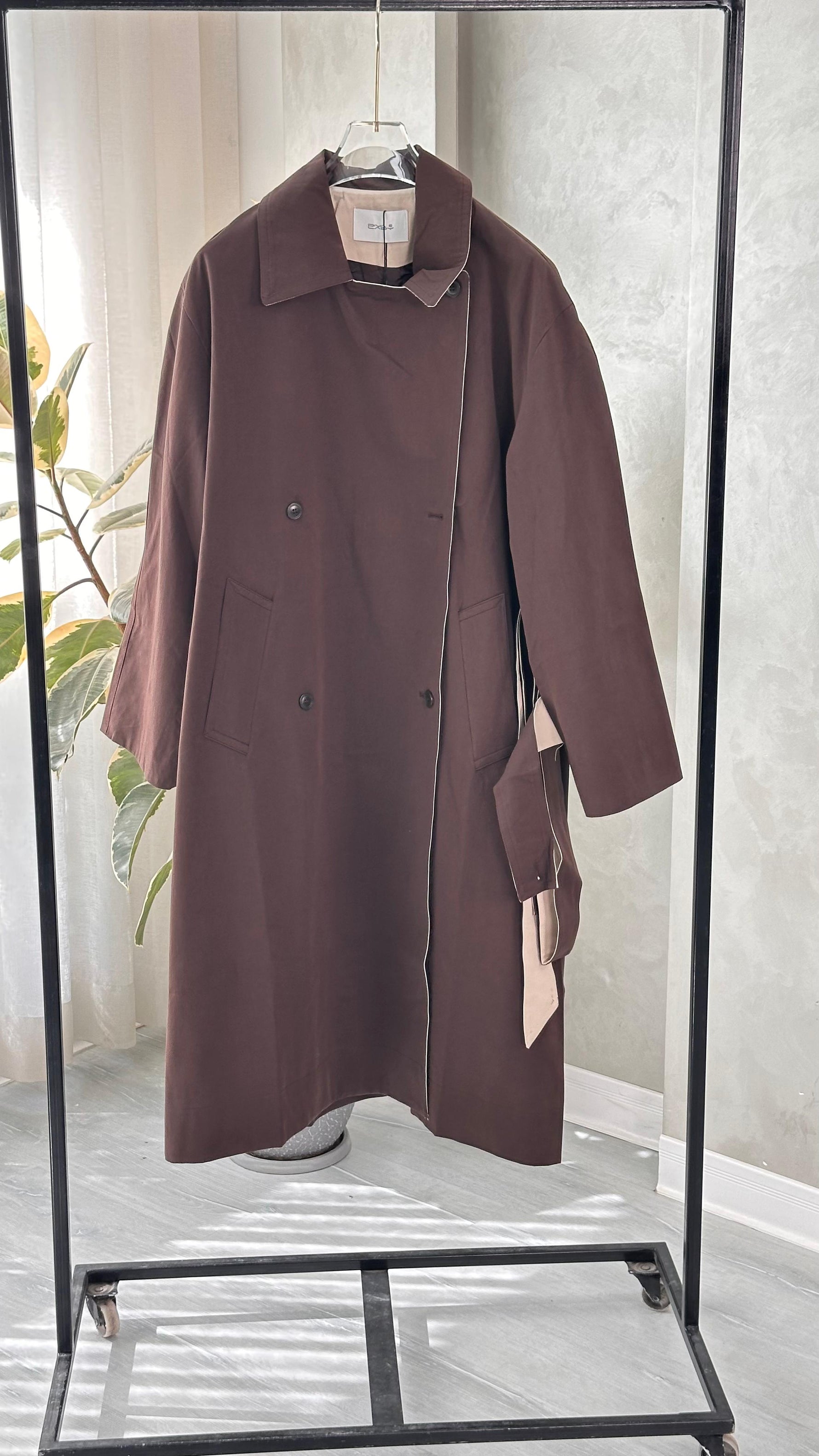 جاكيت نسائي مع ازرار بسيطة