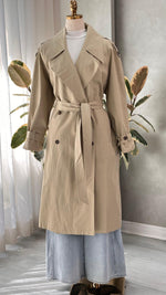 جاكيت نسائي مع ياقة واسعة