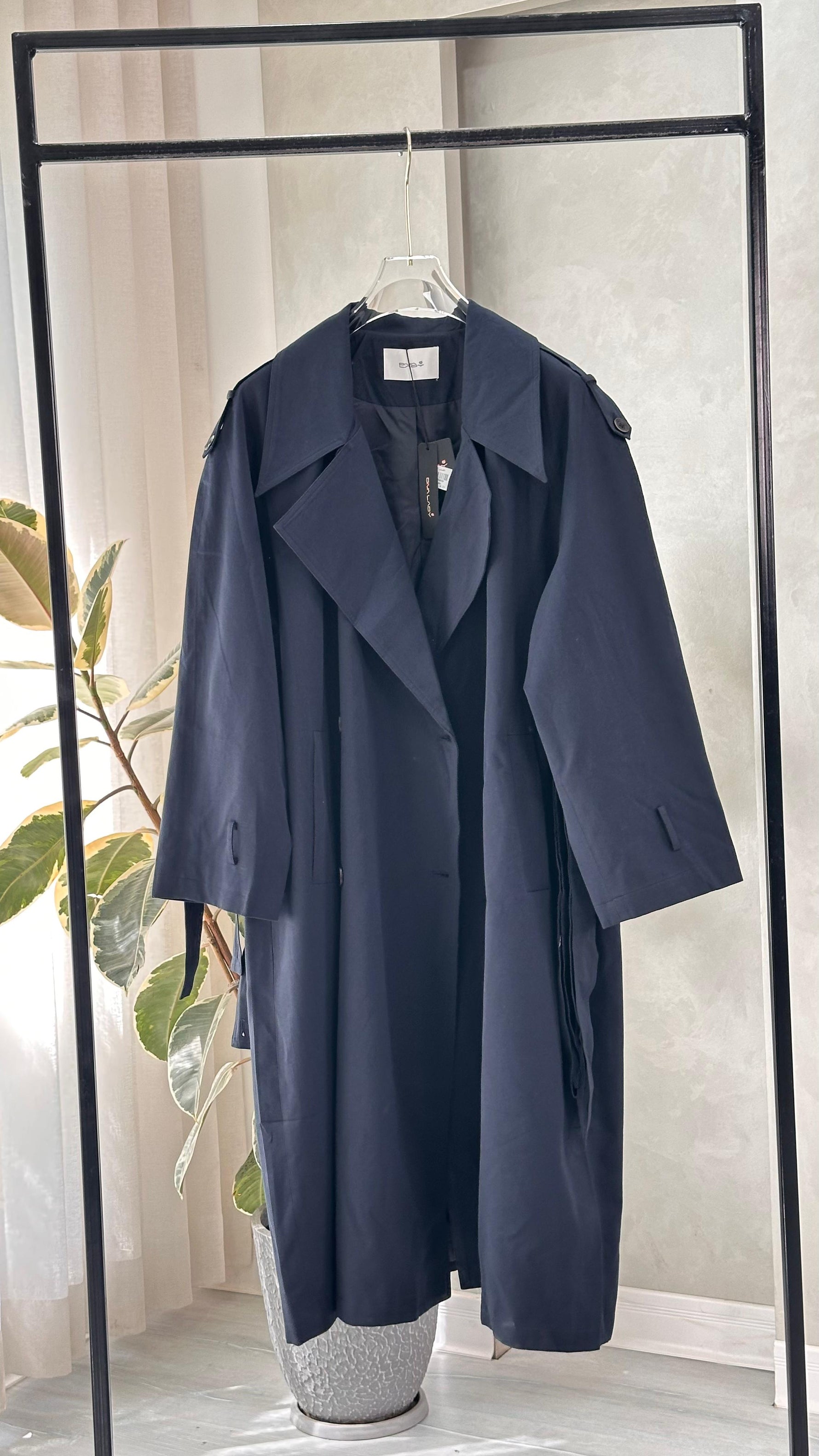 جاكيت نسائي مع ياقة واسعة